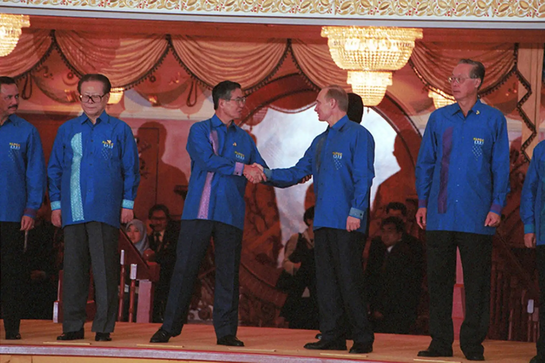 Brunei - 16 noviembre 2000 / El presidente Alberto Fujimori participa en la cumbre del Foro de Cooperación Económica Asia Pacífico (APEC) en Brunei. Luego Fujimori  continuaría su viaje a Japón desde donde enviaría su renuncia al cargo. Foto: Agencias