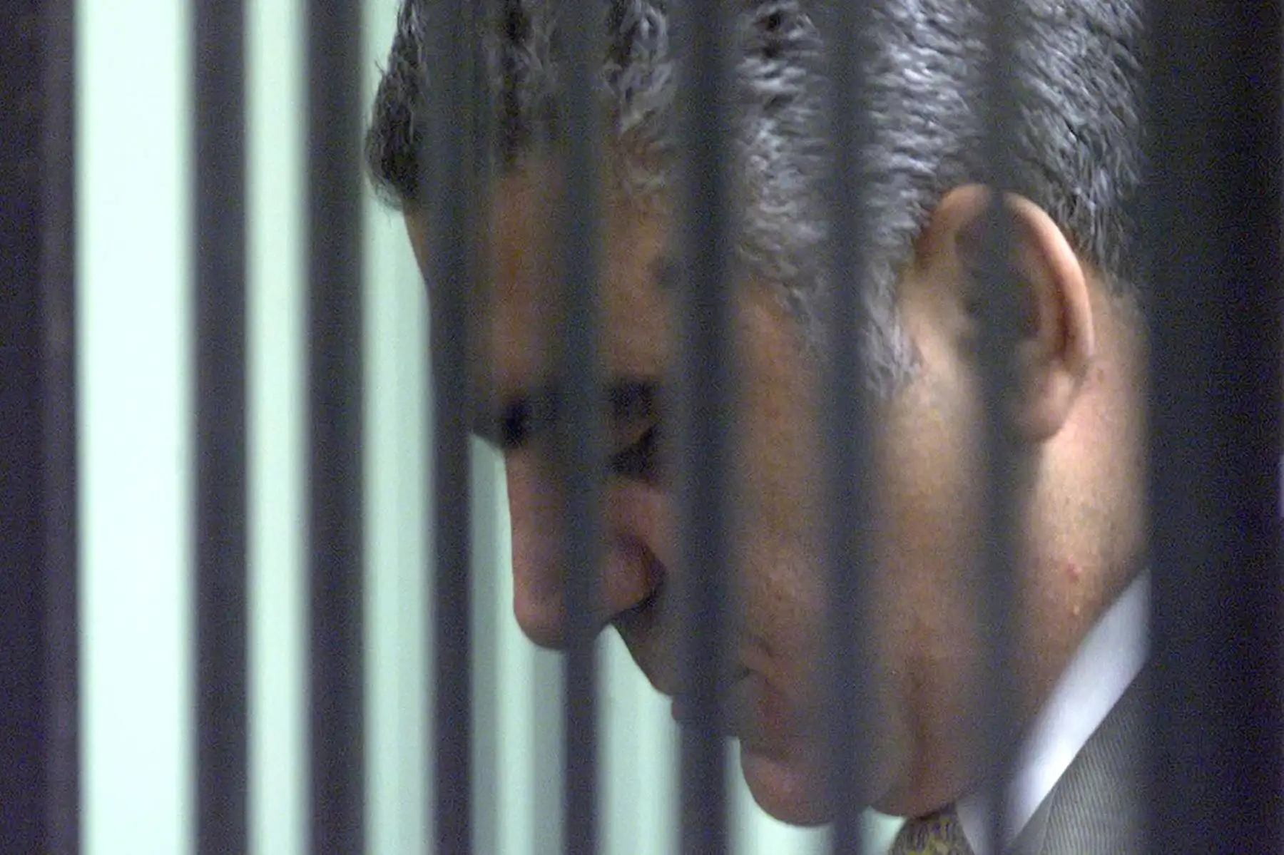 uicio al ex congresista Alberto Kouri  en un penal de Lima, el 28 de enero de 2001.  El juicio es el primer proceso público de personajes acusados por corrupción durante el gobierno de Alberto Fujimori. Foto: AFP