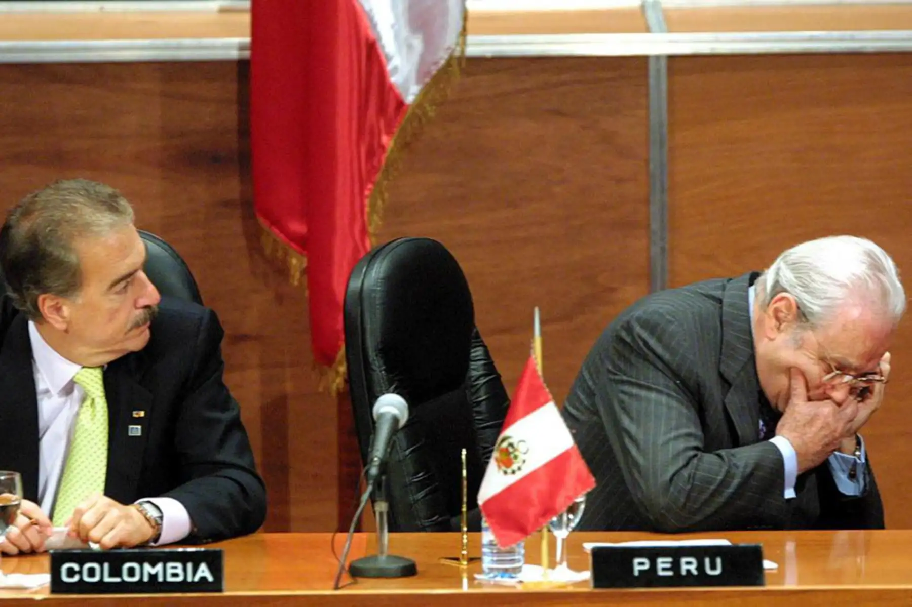 Anuncio de la captura. El canciller del Perú Javier Pérez de Cuéllar  habla por teléfono en la clausura de la XIII Cumbre Andina de Naciones que se celebra en la ciudad de Valencia, Venezuela el 24 de junio de 2001. El presidente venezolano Hugo Chávez anunció la captura del ex asesor presidencial Vladimiro Montesinos. Foto: AFP
