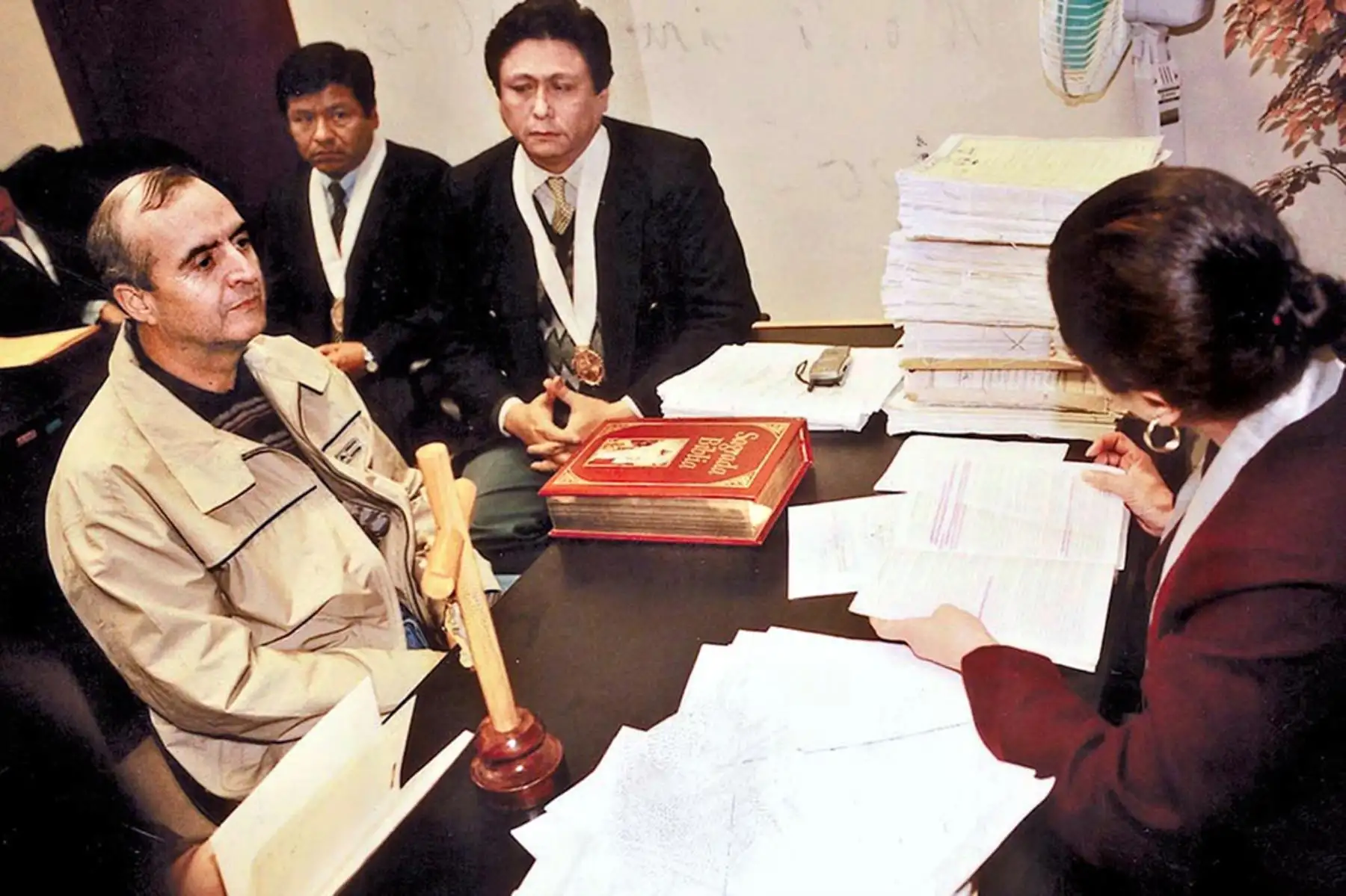 Vladimiro Montesinos ante un magistrado el 25 de junio de 2001 en Lima. Montesinos, buscado por cargos de corrupción, violaciones de los derechos humanos y tráfico de armas estuvo prófugo de las autoridades peruanas durante ocho meses antes de ser arrestado y deportado de Venezuela. Foto: AFP / PODER JUDICIAL