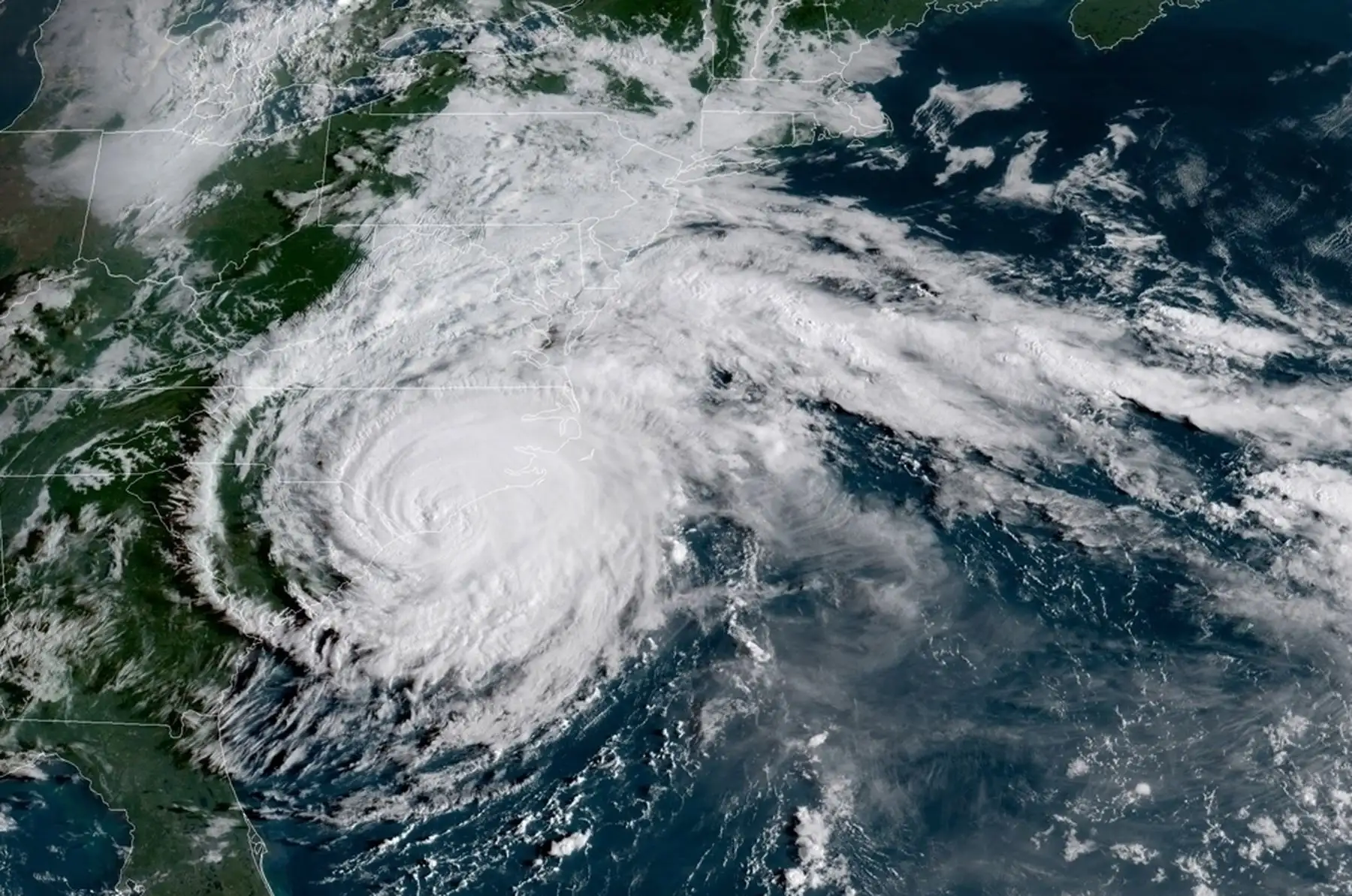 Esta imagen satelital de la Administración Nacional Oceánica y Atmosférica (NOAA) tomada a las 12:37 UTC del 14 de septiembre de 2018 muestra el huracán Florence golpeando la costa este de los Estados Unidos. AFP