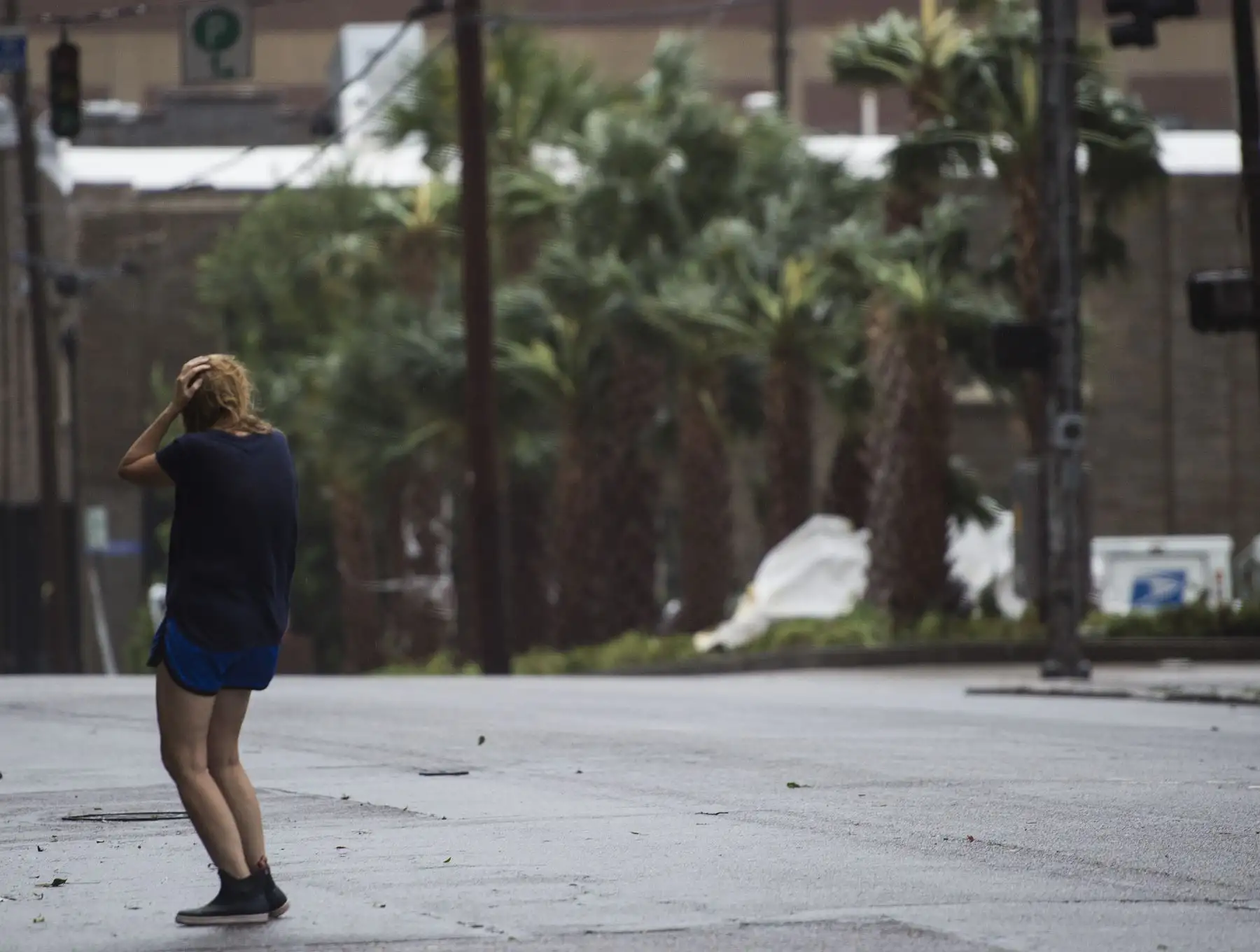 Una mujer se cubre a sí misma de los vientos y las fuertes lluvias del huracán Florence en Wilmington, Carolina del Norte, el 14 de septiembre de 2018. AFP