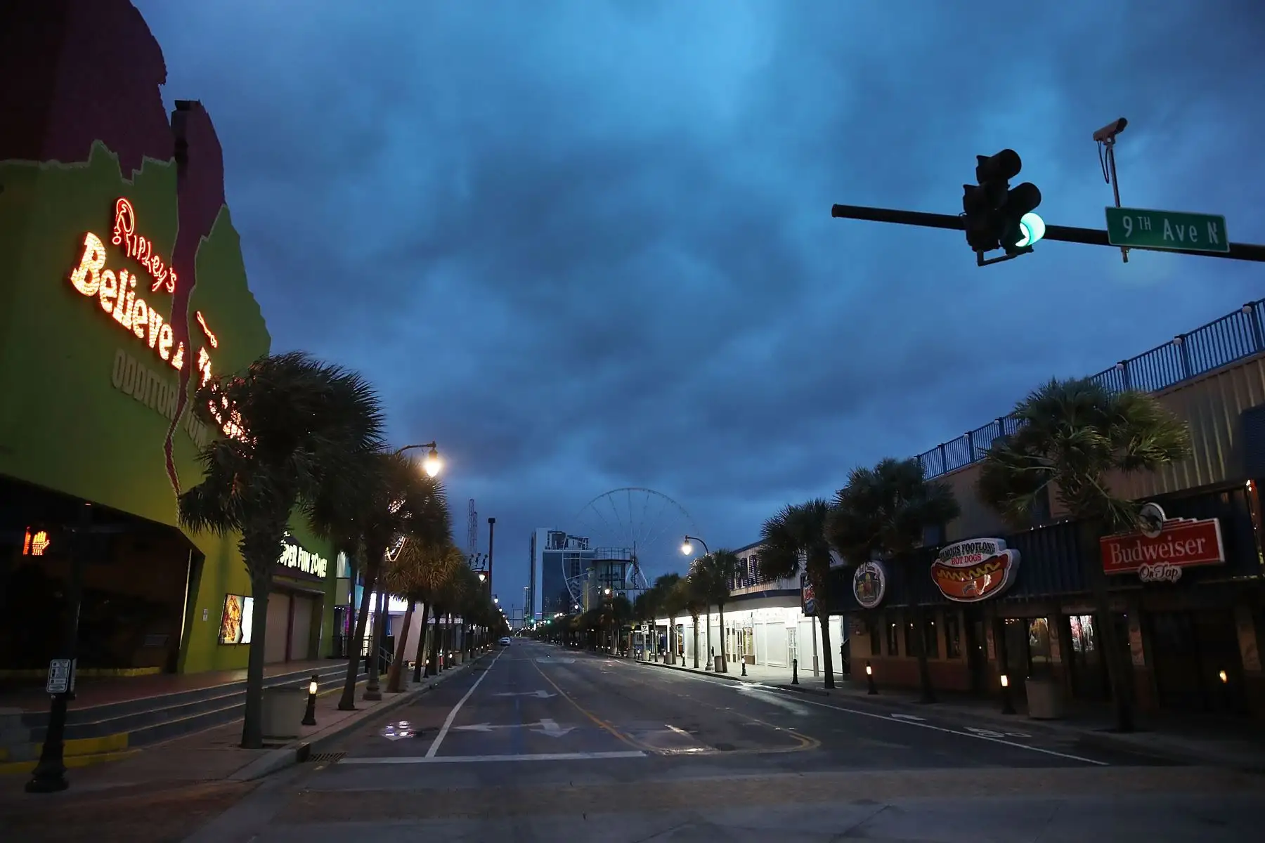 Las nubes se ven sobre un océano abandonado blvd mientras que la fuerza del huracán Florence se siente el 14 de septiembre de 2018 en Myrtle Beach, Estados Unidos. El huracán Florence está azotando la costa de Carolina del Norte y Carolina del Sur, provocando fuertes vientos y lluvias. AFP