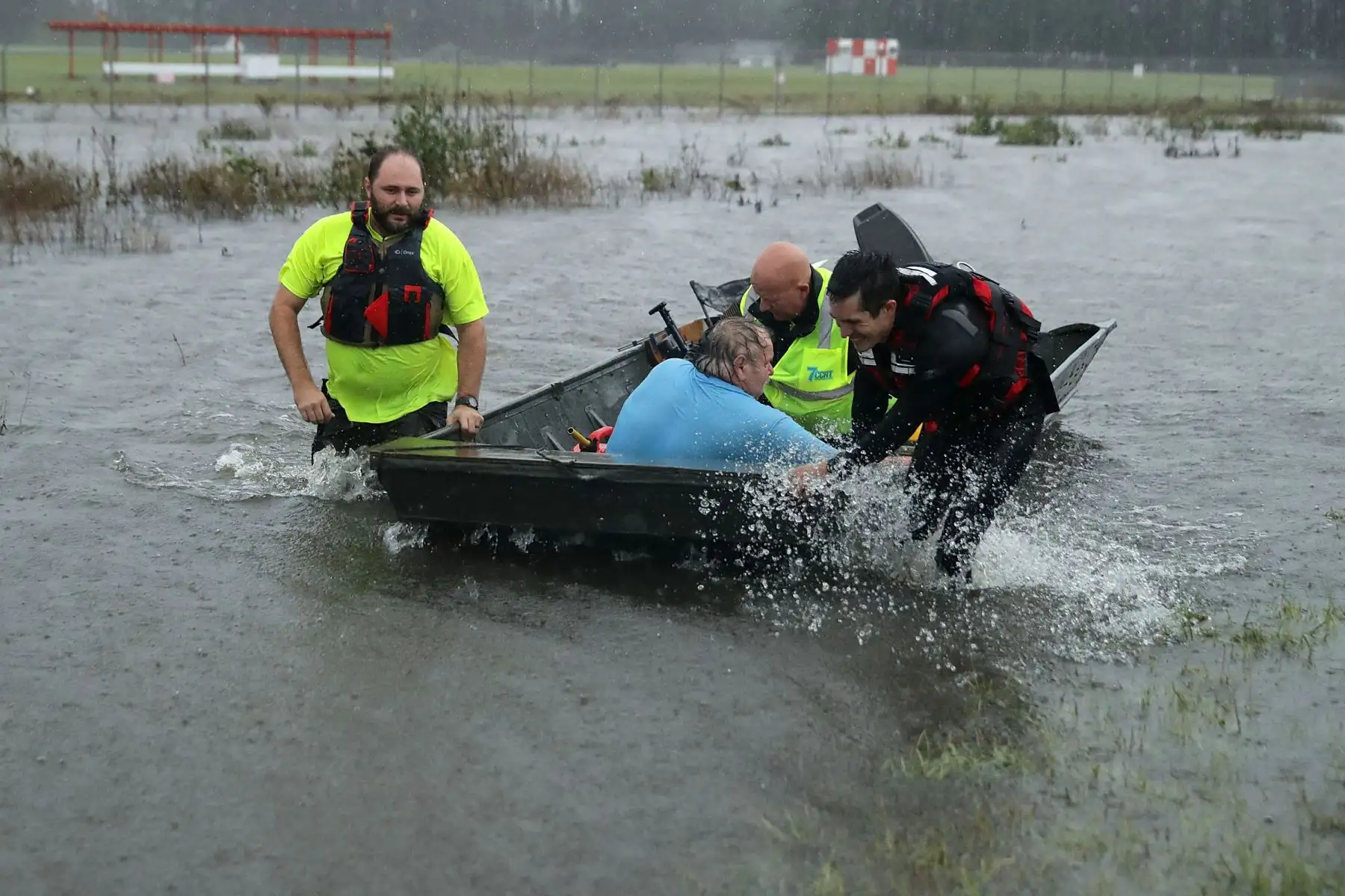 Voluntarios del Equipo Civil de Respuesta a Crisis ayudan a rescatar a tres niños de su hogar inundado el 14 de septiembre de 2018 en James City, Estados Unidos. El huracán Florence tocó tierra en Carolina del Norte como una tormenta de Categoría 1 y las inundaciones causadas por las fuertes lluvias obligan a cientos de personas a pedir rescates de emergencia en el área alrededor de New Bern, Carolina del Norte, que se encuentra en la confluencia de los ríos Nueces y Trent.  AFP