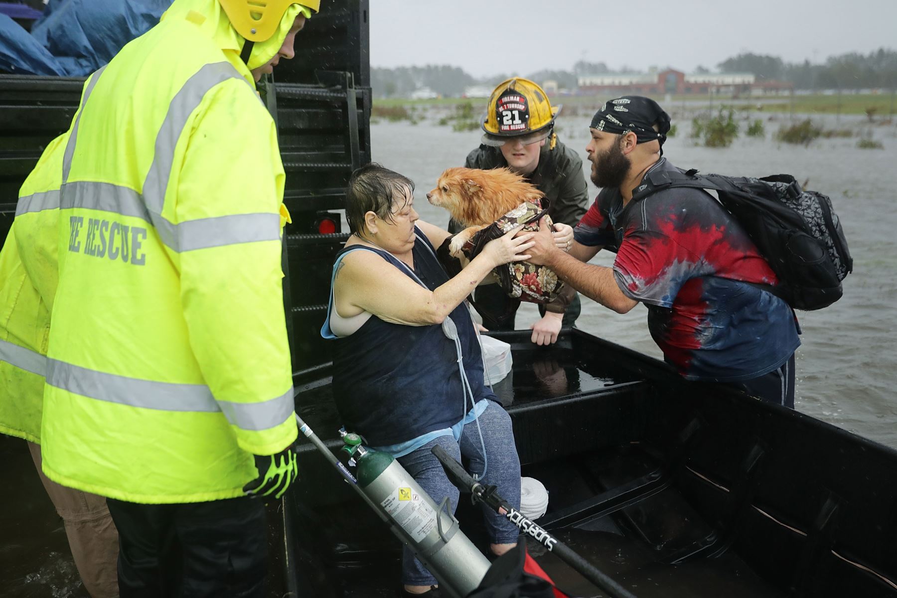 Los trabajadores de rescate del Departamento de Bomberos no. 7 y voluntarios del Equipo de Respuesta de Crisis Civil ayudar a rescatar a una mujer y su perro de su casa inundada durante el huracán Florencia 14 de septiembre de 2018 en James City, Estados Unidos. El huracán Florence tocó tierra en Carolina del Norte como una tormenta de Categoría 1 y las inundaciones causadas por las fuertes lluvias obligan a cientos de personas a pedir rescates de emergencia en el área alrededor de New Bern, Carolina del No