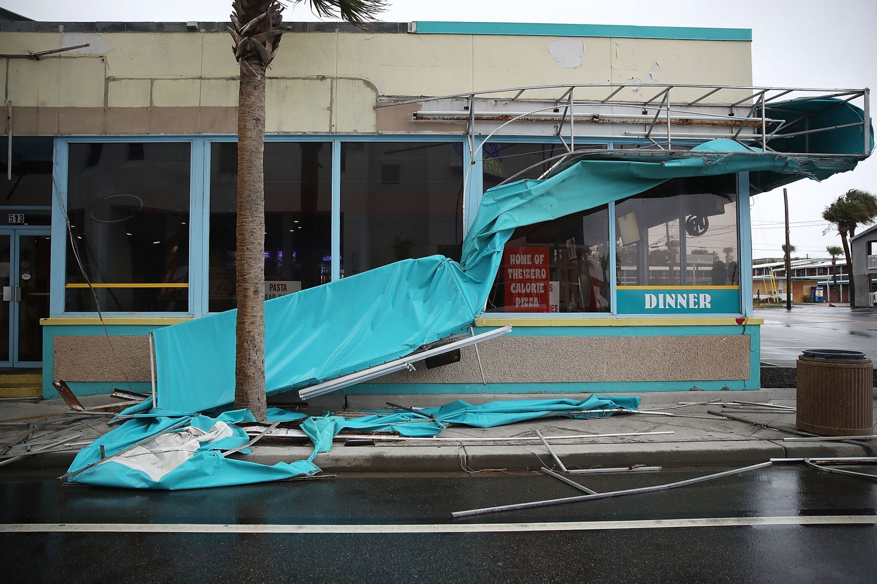 Un toldo dañado se ve como vientos del huracán Florence el 14 de septiembre de 2018 en Myrtle Beach, Estados Unidos. El huracán Florence está azotando la costa de Carolina del Norte y Carolina del Sur, provocando fuertes vientos y lluvias. AFP