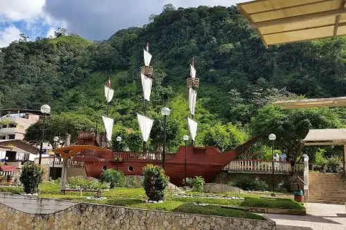 Próximo a cumplir su centenario de creación política, el distrito de Pozuzo, uno de los ocho que integran la provincia de Oxapampa, en la región Pasco, ofrece una serie de atractivos turísticos en los que priman encantadores escenarios naturales, una herencia pluricultural, sabrosa gastronomía y una hospitalaria población que motiva a regresar muchas veces.