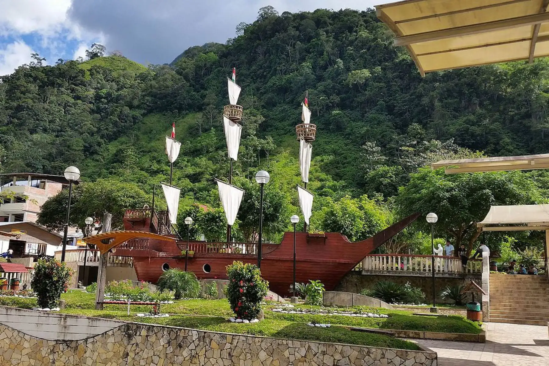 Próximo a cumplir su centenario de creación política, el distrito de Pozuzo, uno de los ocho que integran la provincia de Oxapampa, en la región Pasco, ofrece una serie de atractivos turísticos en los que priman encantadores escenarios naturales, una herencia pluricultural, sabrosa gastronomía y una hospitalaria población que motiva a regresar muchas veces.
