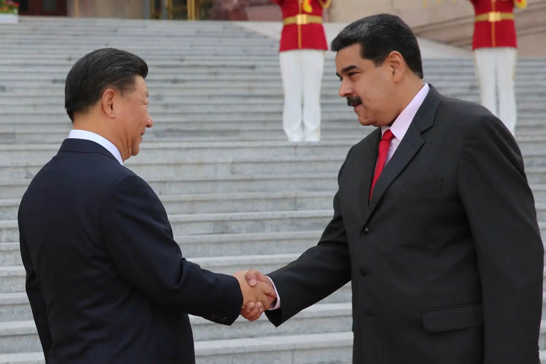 Presidente venezolano Nicolas Maduro estrechando la mano de su homólogo chino Xi Jinping Foto: AFP