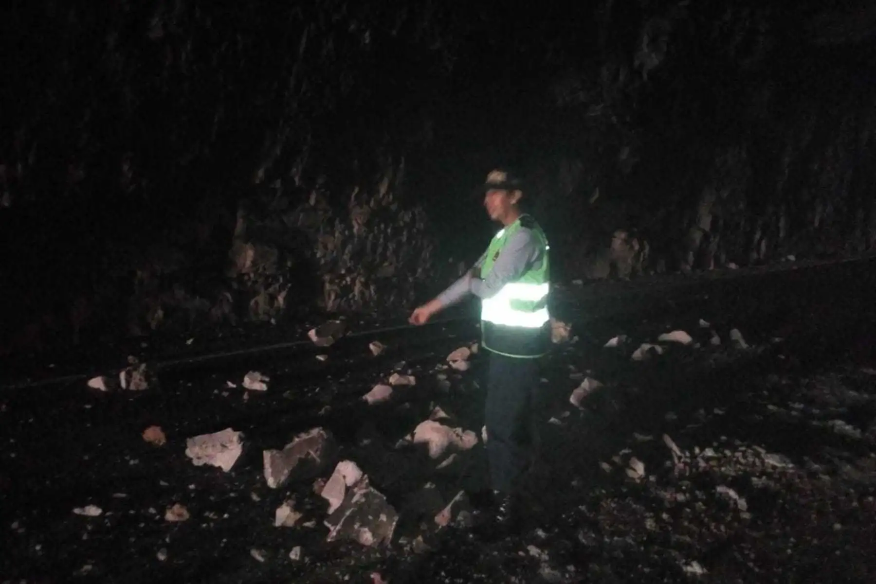 Las autoridades del distrito de Vítor, en la región Arequipa, solicitaron que se realice una evaluación técnica al túnel que se encuentra a la altura del kilómetro 952 de la carretera Panamericana Sur, debido al desprendimiento de piedras en su interior a consecuencia del sismo ocurrido esta madrugada y que tuvo como epicentro la zona, informó la alcaldesa Sandra Bolaños.