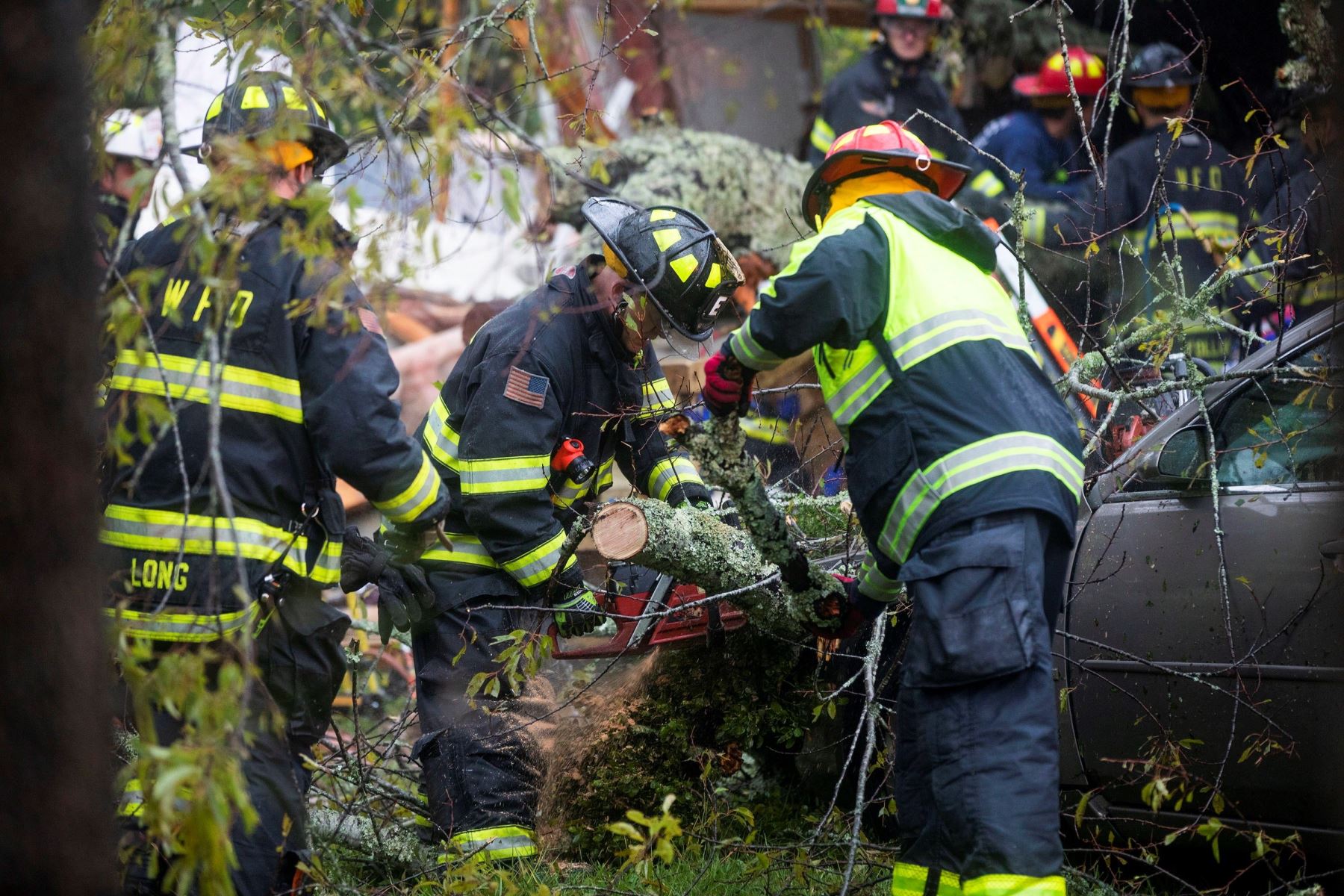 Trabajadores de los equipos de rescate retiran un árbol que ha caído en una vivienda matando a dos personas Foto: EFE