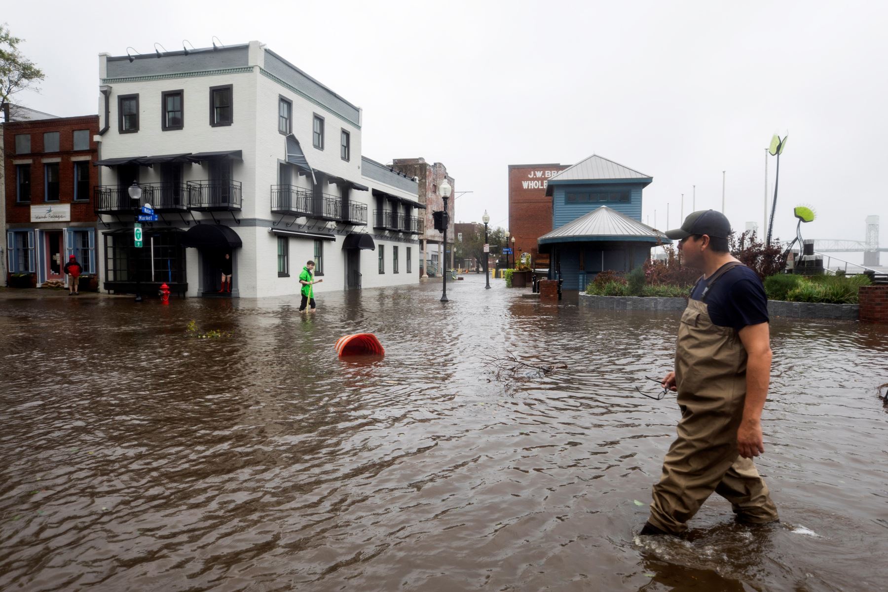 Varios vecinos caminan por una calle inundada tras el paso del huracán Florence, en Wilmington, Carolina del Norte Foto: EFE