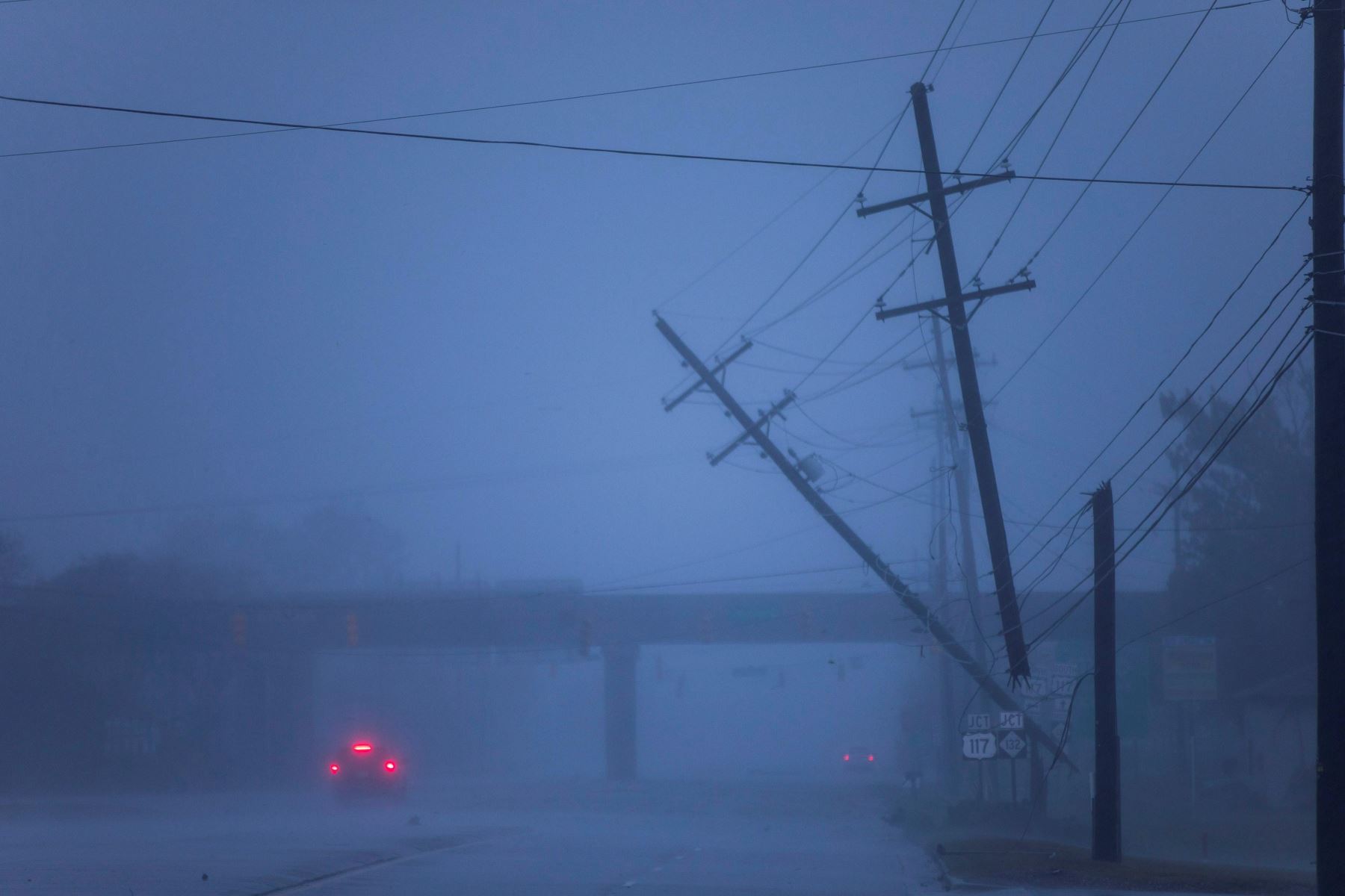 Postes de la luz semi caídos tras el paso del huracán Florence, en Wilmington, Carolina del Norte Foto: EFE