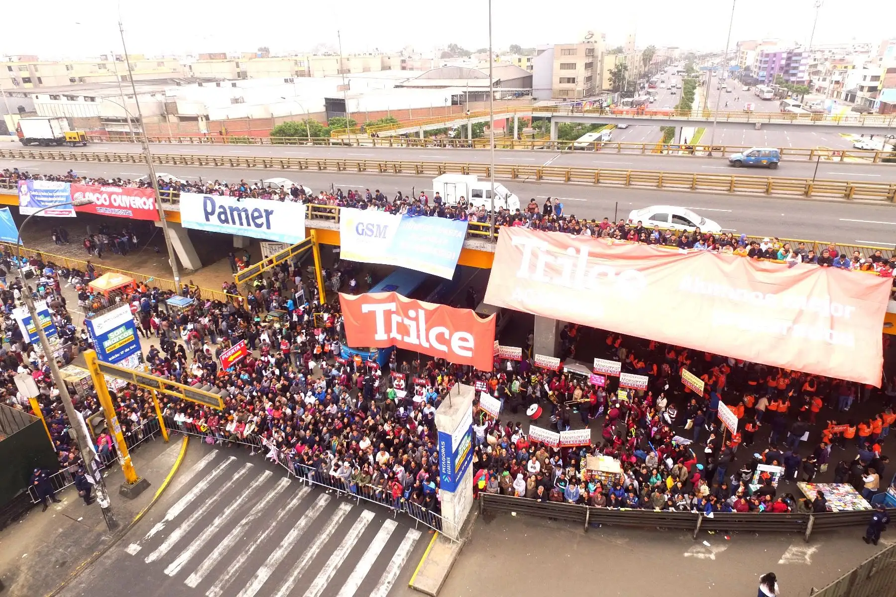 Vista aérea del ingreso de postulantes al campus de la Universidad Nacional Mayor de San Marcos, para rendir el examen de admisión. Foto: ANDINA/Daniel Bracamonte.
