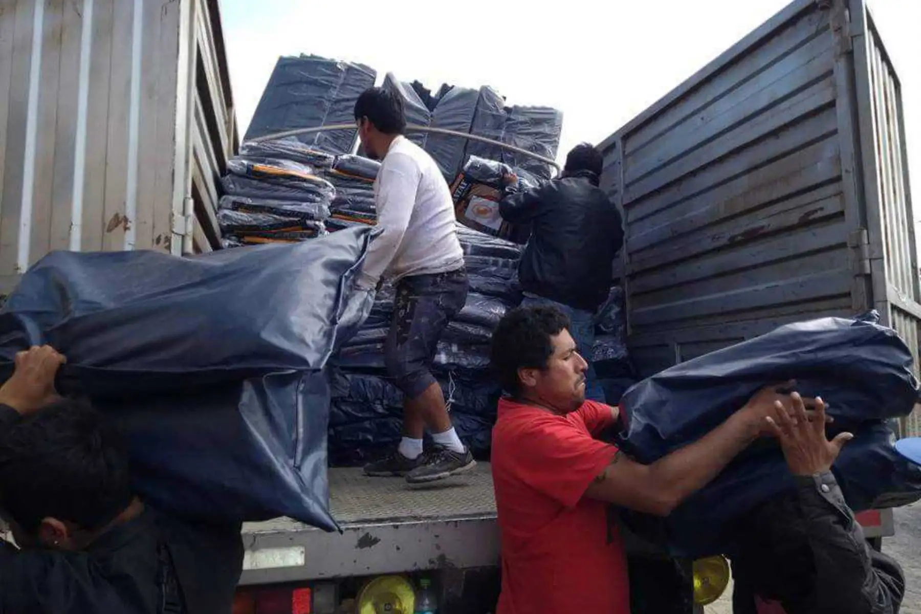 La Municipalidad Distrital de Nuevo Chimbote, a través de sus diversas áreas, llevó ayuda a las 70 familias que resultaron damnificadas por el dantesco incendio ocurrido en la víspera en los asentamientos humanos Palmeras del Golf y Los Jardines.