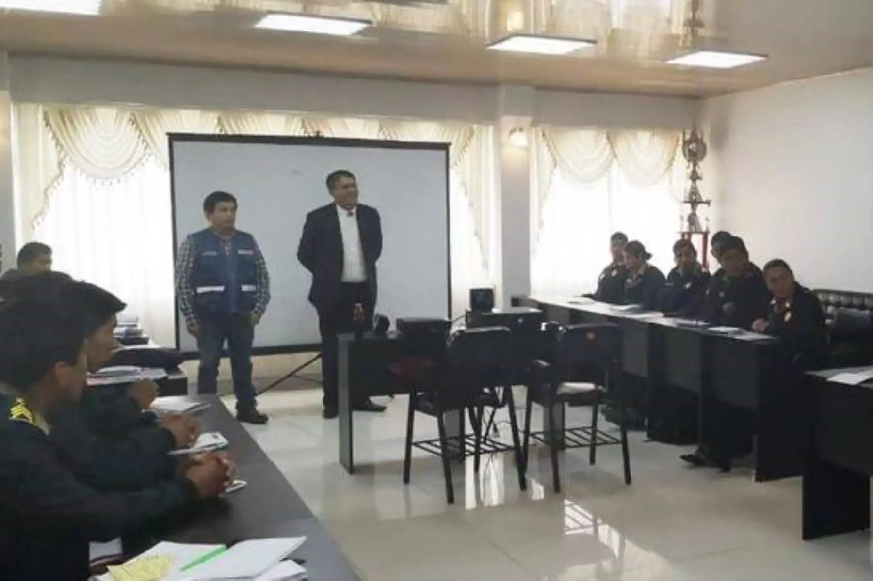 Para fortalecer el trabajo articulado entre la Policía Nacional y las rondas campesinas del Perú, se realizó eI “Primer Curso de Formación de Promotores Policiales en Relacionamiento con las Rondas Campesinas”, dirigido a policías, comisarios y jefes de las Oficinas de Participación Ciudadana de la región Puno.