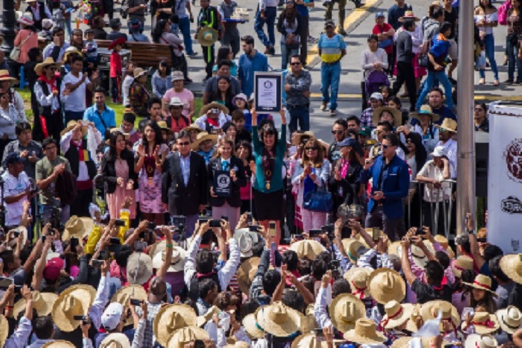 Arequipa obtuvo un nuevo récord Guinness al lograr que 2,352 parejas bailaran en la Plaza de Armas la conocida pampeña arequipeña “La Benita”.  De esta manera se adjudicó el título de la Ciudad con la Danza Folclórica Peruana más Grande del Mundo.