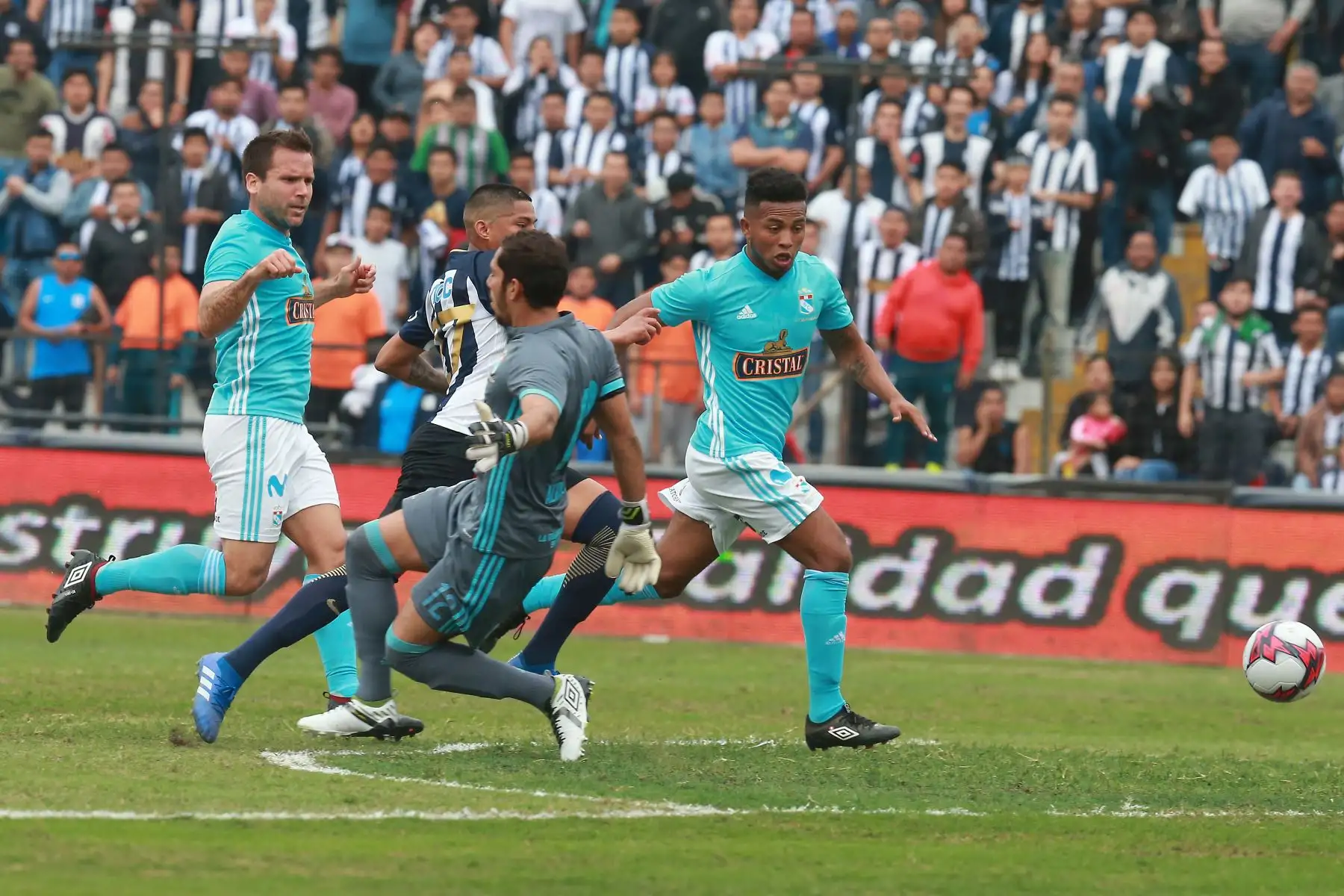 Sporting Cristal ganaba 2-1 a Alianza Lima, por el torneo clausura cuando se tomó la medida, de suspende por falta de garantías. Foto: ANDINA/Vidal Tarqui
