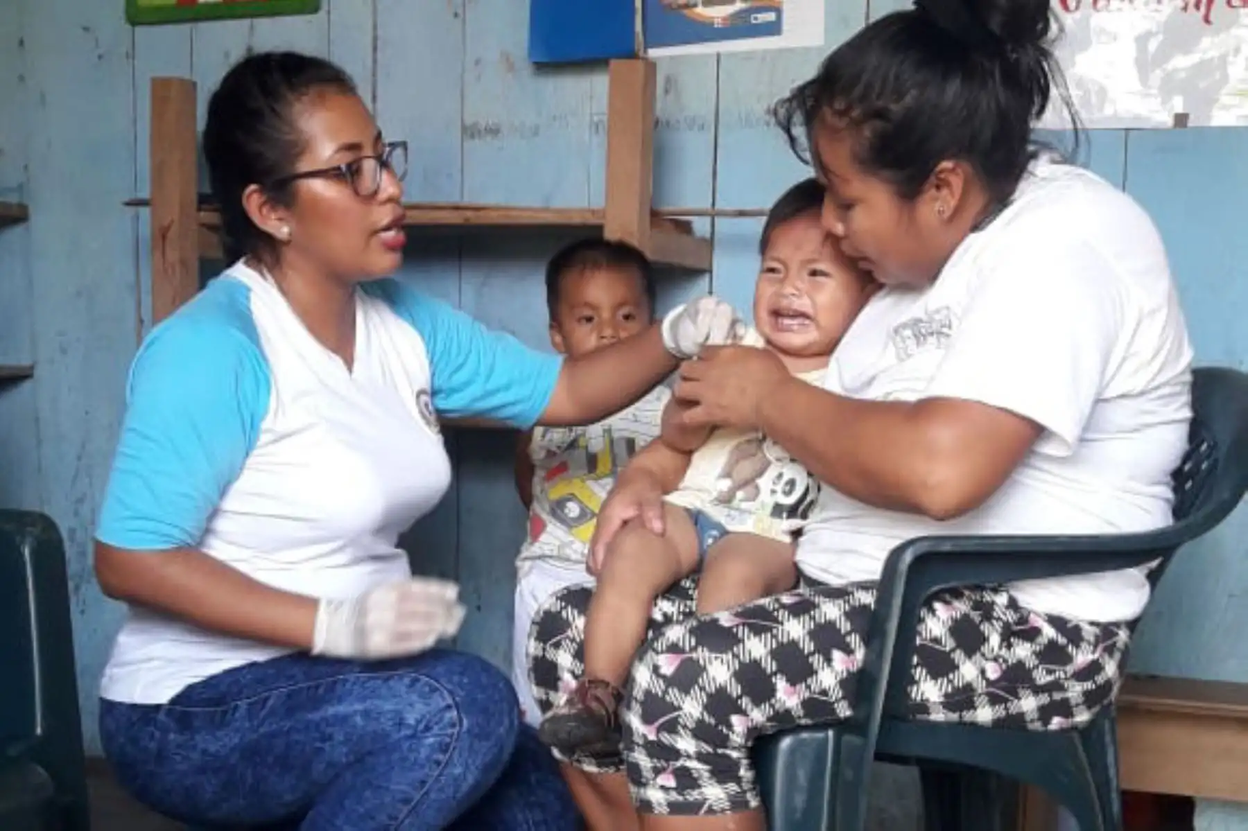 Desde hoy personal del Ministerio de Salud (Minsa) sensibiliza casa por casa para que los padres familia permitan que sus hijos sean vacunados contra el sarampión, poliomielitis, parotiditis y la rubéola, durante el barrido de vacunación programado para este mes de junio, subrayó la ministra del sector, Zulema Tomás.ANDINA/Difusión