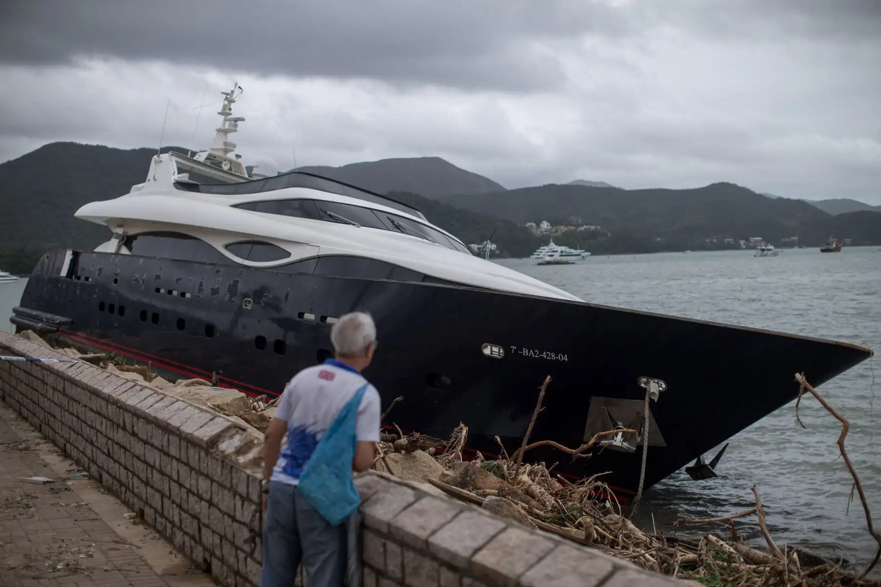 Destrozos por el paso del tifón Mangkhut en Hong Kong (China) hoy, 17 de septiembre de 2018. Tras dejar decenas de muertos en Filipinas, el tifón Mangkhut ha sembrado el caos en las ciudades de Macao y Hong Kong, con al menos dos centenares de heridos, y en varias provincias del sureste de China, donde dos personas han fallecido. EFE