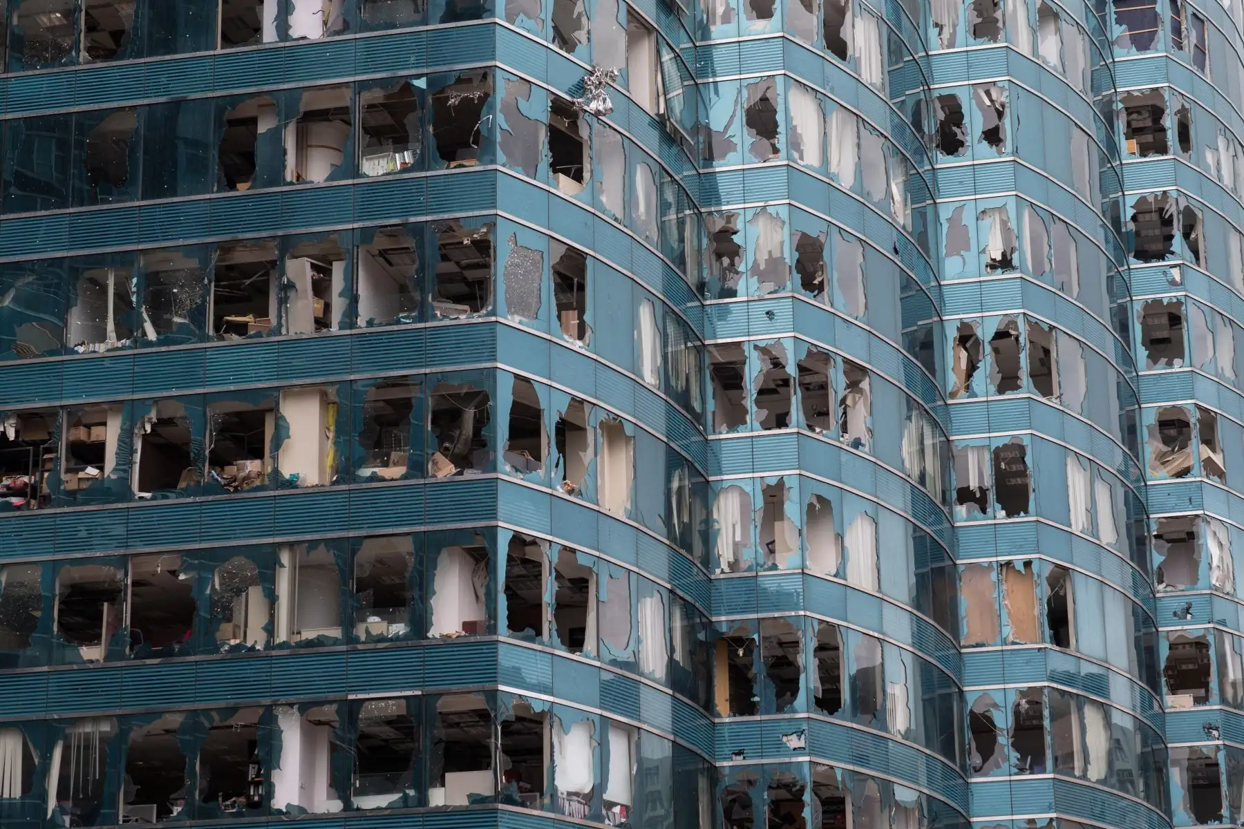 Destrozos en un edificio de oficinas tras el paso del tifón Mangkhut en Hong Kong (China) hoy, 17 de septiembre de 2018. Tras dejar decenas de muertos en Filipinas, el tifÛn Mangkhut ha sembrado el caos en las ciudades de Macao y Hong Kong, con al menos dos centenares de heridos, y en varias provincias del sureste de China, donde dos personas han fallecido. EFE
