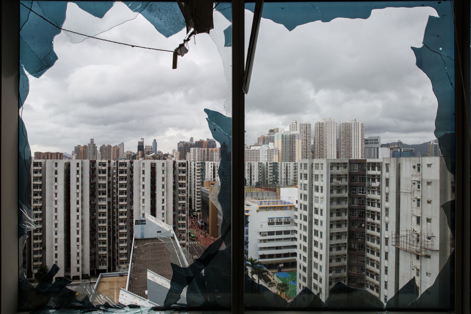 Una vista general se ve desde una oficina de la compañía, en un edificio comercial junto al puerto, cuyas ventanas fueron voladas el día anterior durante el tifón Mangkhut en Hong Kong el 17 de septiembre de 2018. AFP