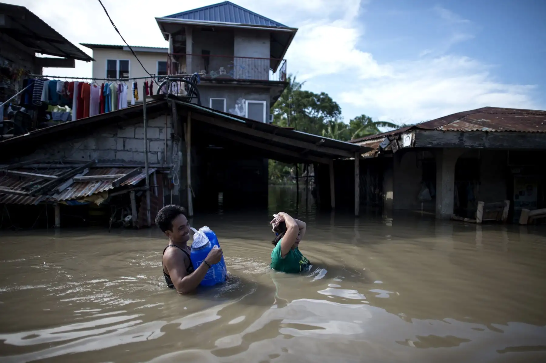 Los residentes caminan a través de la calle inundada después del Súper Tifón Mangkhut en Calumpit, Bulacan el 17 de septiembre de 2018.
Hong Kong comenzó una limpieza masiva el 17 de septiembre después de que el tifón Mangkhut barrió la ciudad, destrozó árboles y provocó inundaciones dañinas en un camino de destrucción que dejó decenas de muertos en Filipinas y millones de evacuados en el sur de China.
   AFP