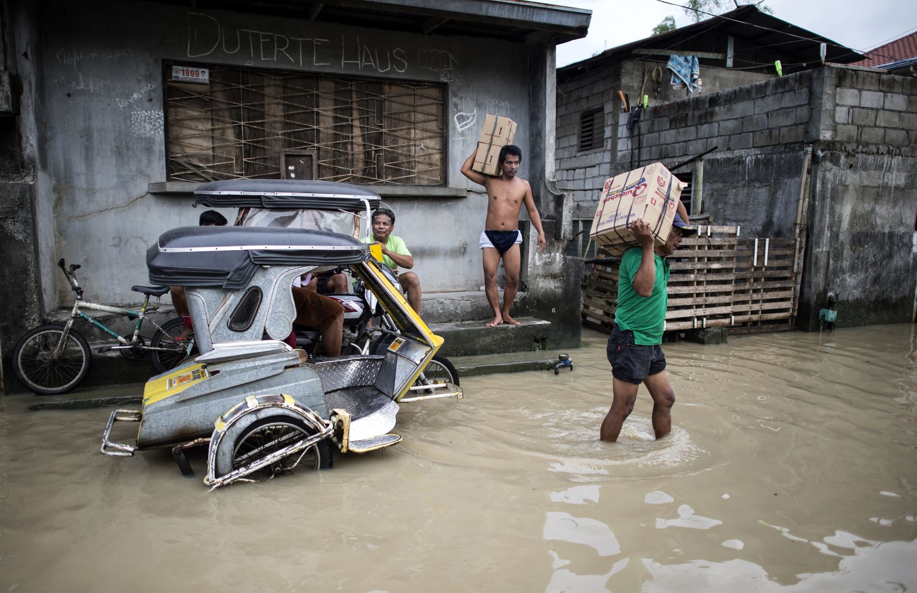 Los residentes caminan a través de una calle inundada después del Súper Tifón Mangkhut en Calumpit, Bulacan el 17 de septiembre de 2018.
Hong Kong comenzó una limpieza masiva el 17 de septiembre después de que el tifón Mangkhut barrió la ciudad, destrozó árboles y provocó inundaciones dañinas en un camino de destrucción que dejó decenas de muertos en Filipinas y millones de evacuados en el sur de China.
  AFP