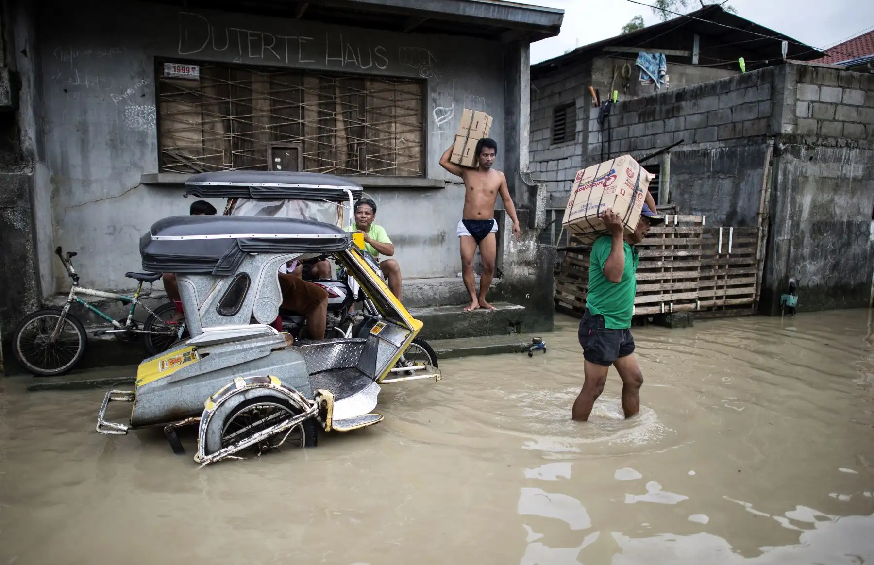 Los residentes caminan a través de una calle inundada después del Súper Tifón Mangkhut en Calumpit, Bulacan el 17 de septiembre de 2018.
Hong Kong comenzó una limpieza masiva el 17 de septiembre después de que el tifón Mangkhut barrió la ciudad, destrozó árboles y provocó inundaciones dañinas en un camino de destrucción que dejó decenas de muertos en Filipinas y millones de evacuados en el sur de China.
  AFP