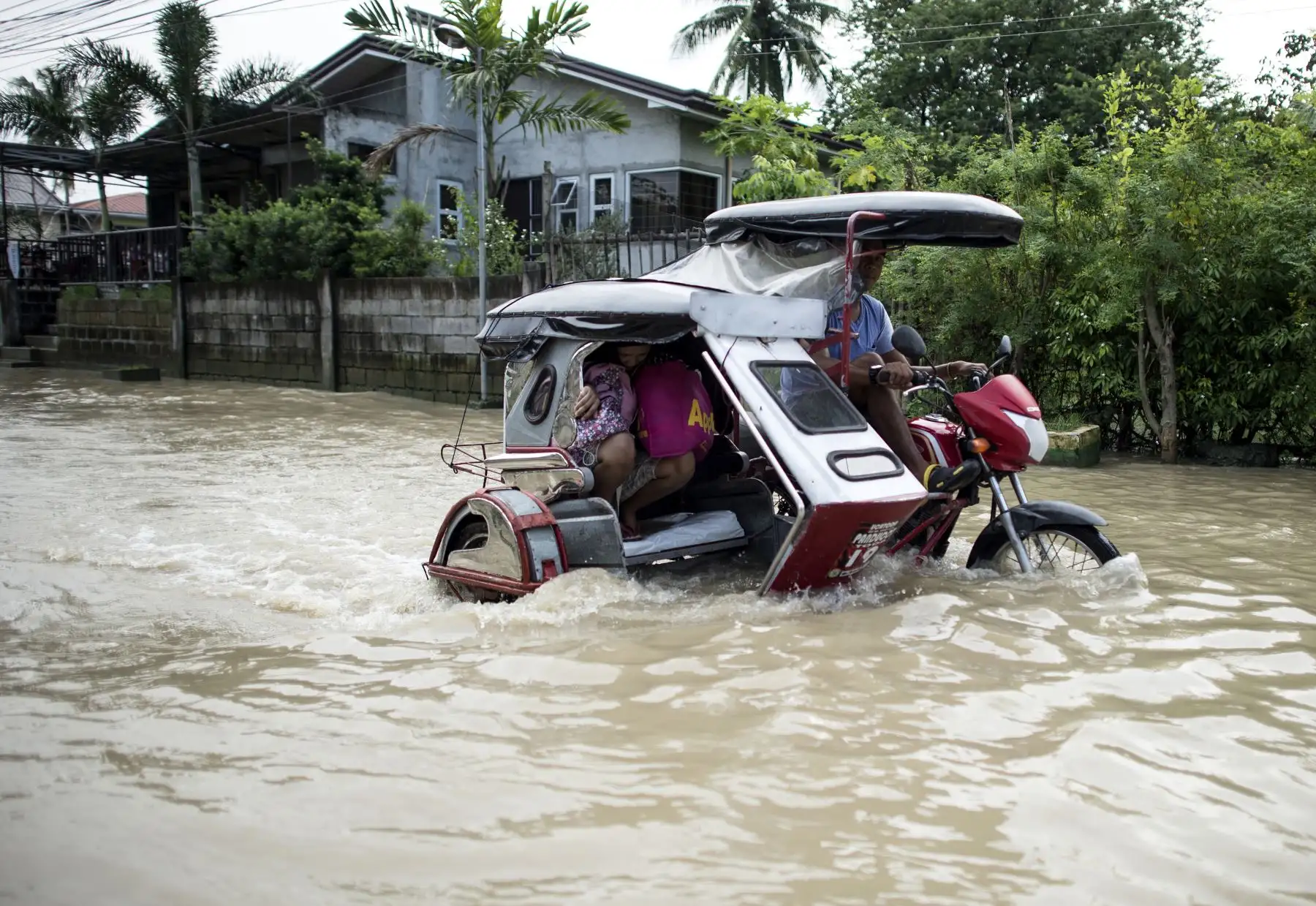 Un conductor de rickshaw camina a través de una calle inundada después del Super Typhoon Mangkhut en Calumpit, Bulacan el 17 de septiembre de 2018.
Hong Kong comenzó una limpieza masiva el 17 de septiembre después de que el tifón Mangkhut barrió la ciudad, destrozó árboles y provocó inundaciones dañinas en un camino de destrucción que dejó decenas de muertos en Filipinas y millones de evacuados en el sur de China.AFP
