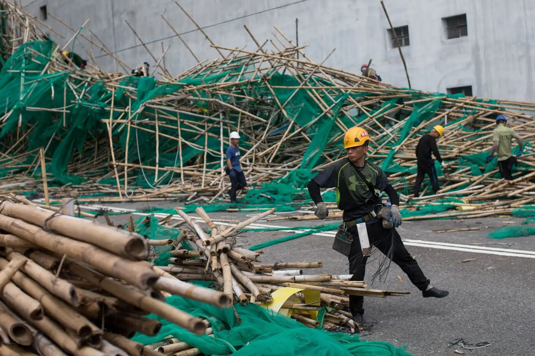 Trabajadores recogen los desperfectos provocados por el tifón Mangkhut en Hong Kong (China) hoy, 17 de septiembre de 2018. Tras dejar decenas de muertos en Filipinas, el tifón Mangkhut ha sembrado el caos en las ciudades de Macao y Hong Kong, con al menos dos centenares de heridos, y en varias provincias del sureste de China, donde dos personas han fallecido. EFE