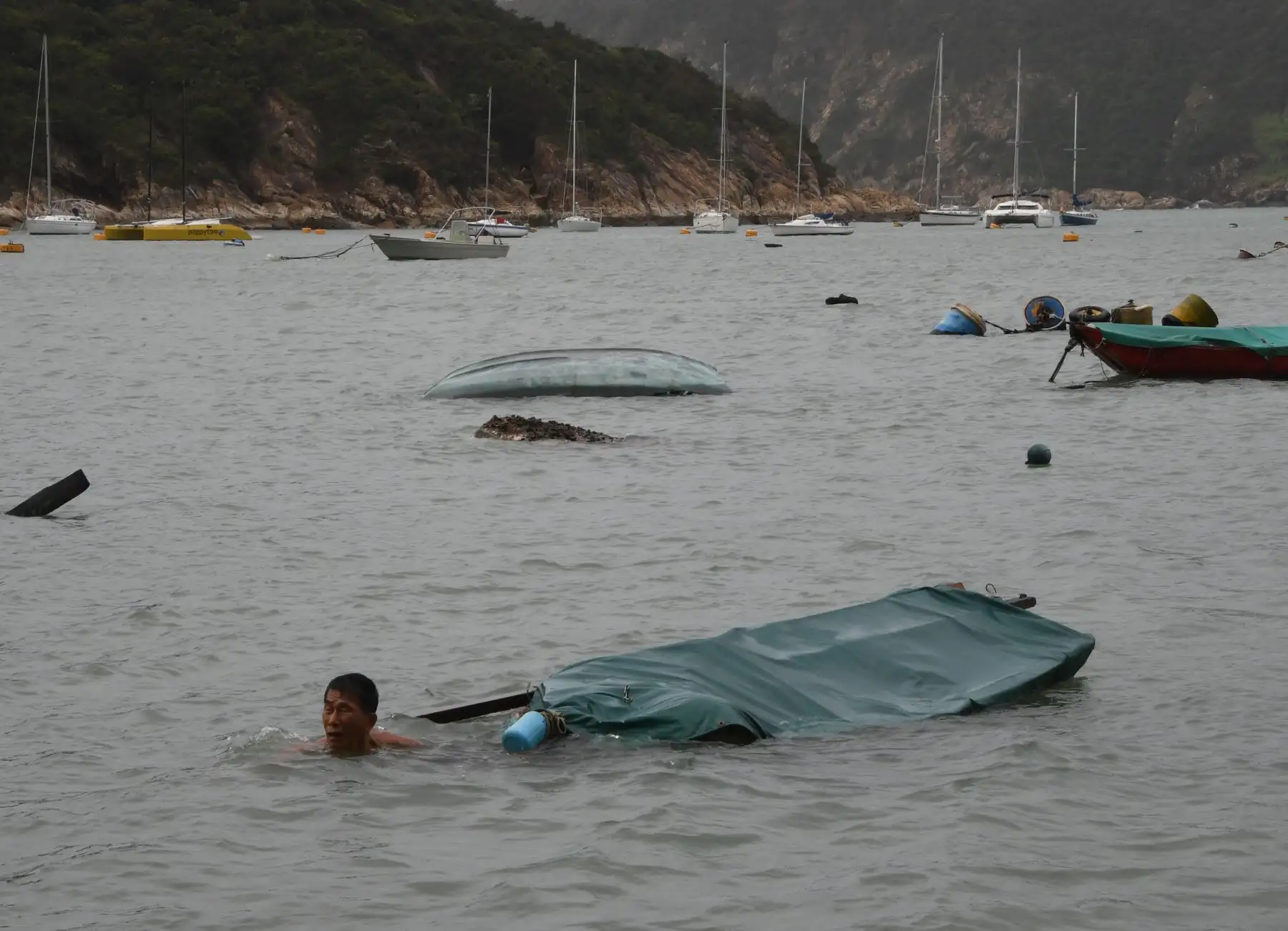 Un pescador intenta salvar su barco dañado después del tifón Mangkhut en Hong Kong el 17 de septiembre de 2018.
Hong Kong comenzó una limpieza masiva el lunes después de que el tifón Mangkhut barriera la ciudad, destrozando árboles y provocando inundaciones dañinas, en un rastro de destrucción que dejó decenas de muertos en Filipinas y millones de evacuados en el sur de China. AFP