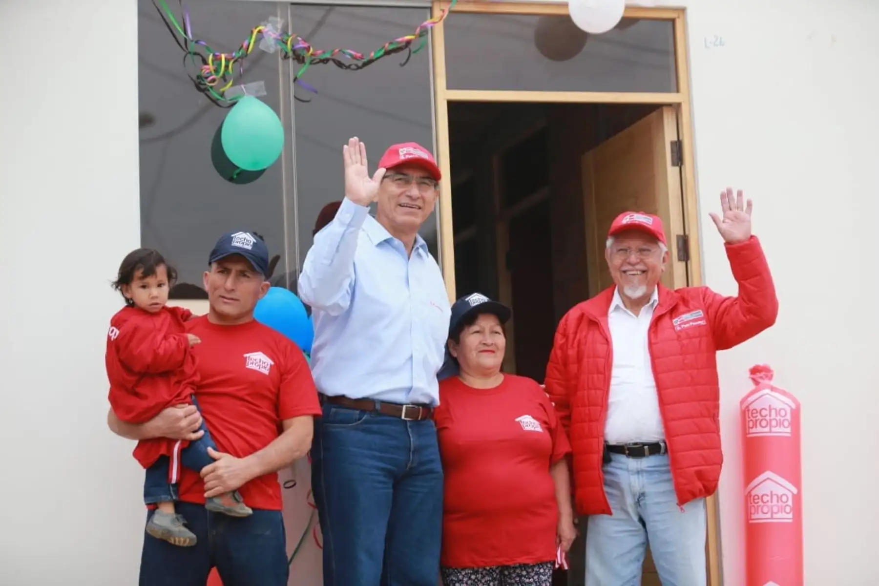Presidente de la República, Martín Vizcarra, entrega la vivienda N° 7,500 a damnificados por el fenómeno del Niño Costero en Huarmey. Foto: ANDINA/Prensa Presidencia