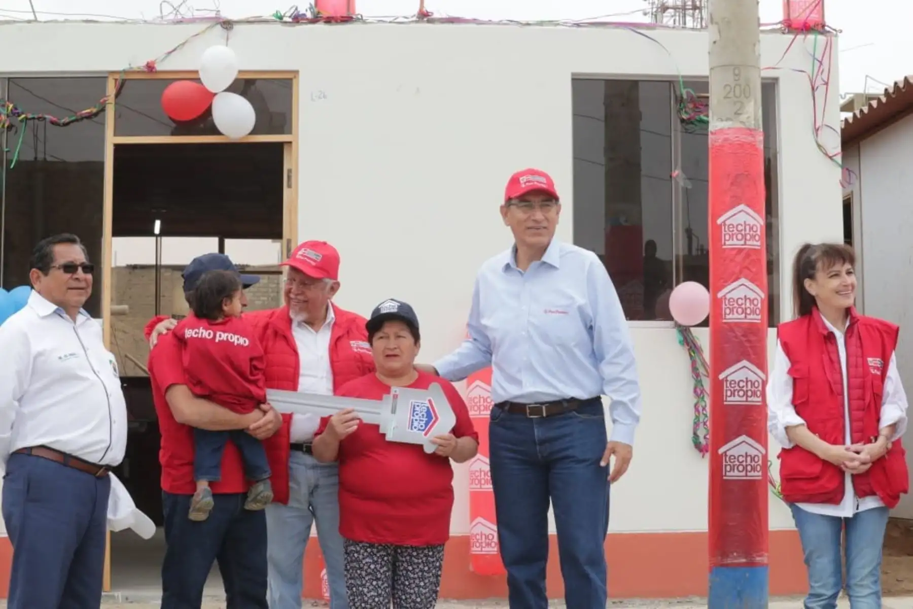 Presidente de la República, Martín Vizcarra, entrega la vivienda N° 7,500 a damnificados por el fenómeno del Niño Costero en Huarmey. Foto: ANDINA/Prensa Presidencia