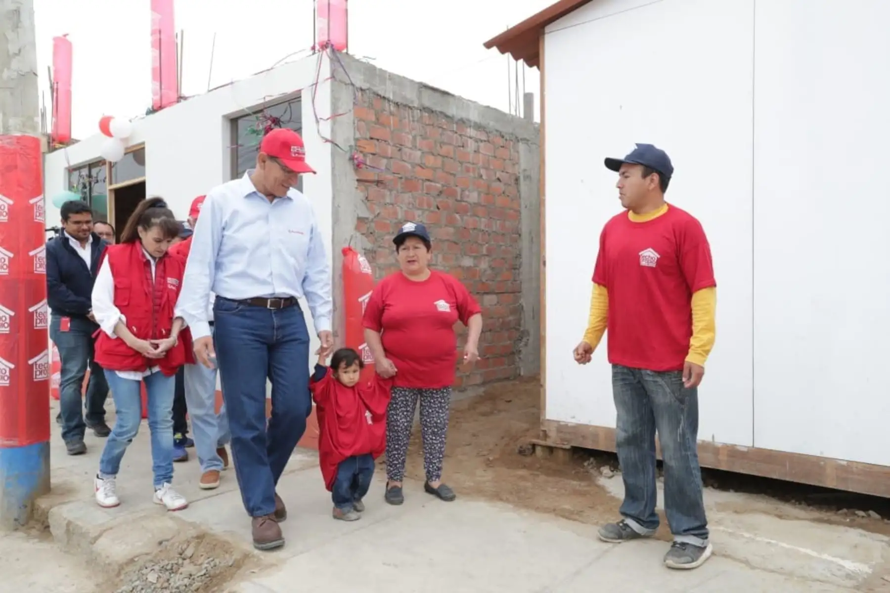 Presidente de la República, Martín Vizcarra, entrega la vivienda N° 7,500 a damnificados por el fenómeno del Niño Costero en Huarmey. Foto: ANDINA/Prensa Presidencia