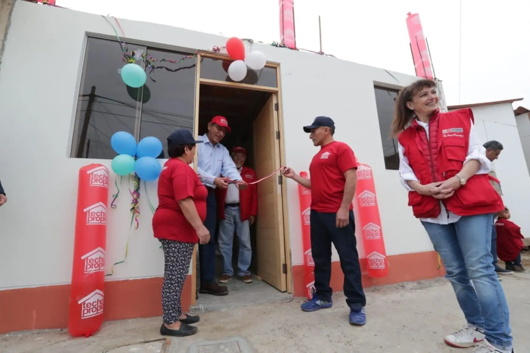Presidente de la República, Martín Vizcarra, entrega la vivienda N° 7,500 a damnificados por el fenómeno del Niño Costero en Huarmey. Foto: ANDINA/Prensa Presidencia