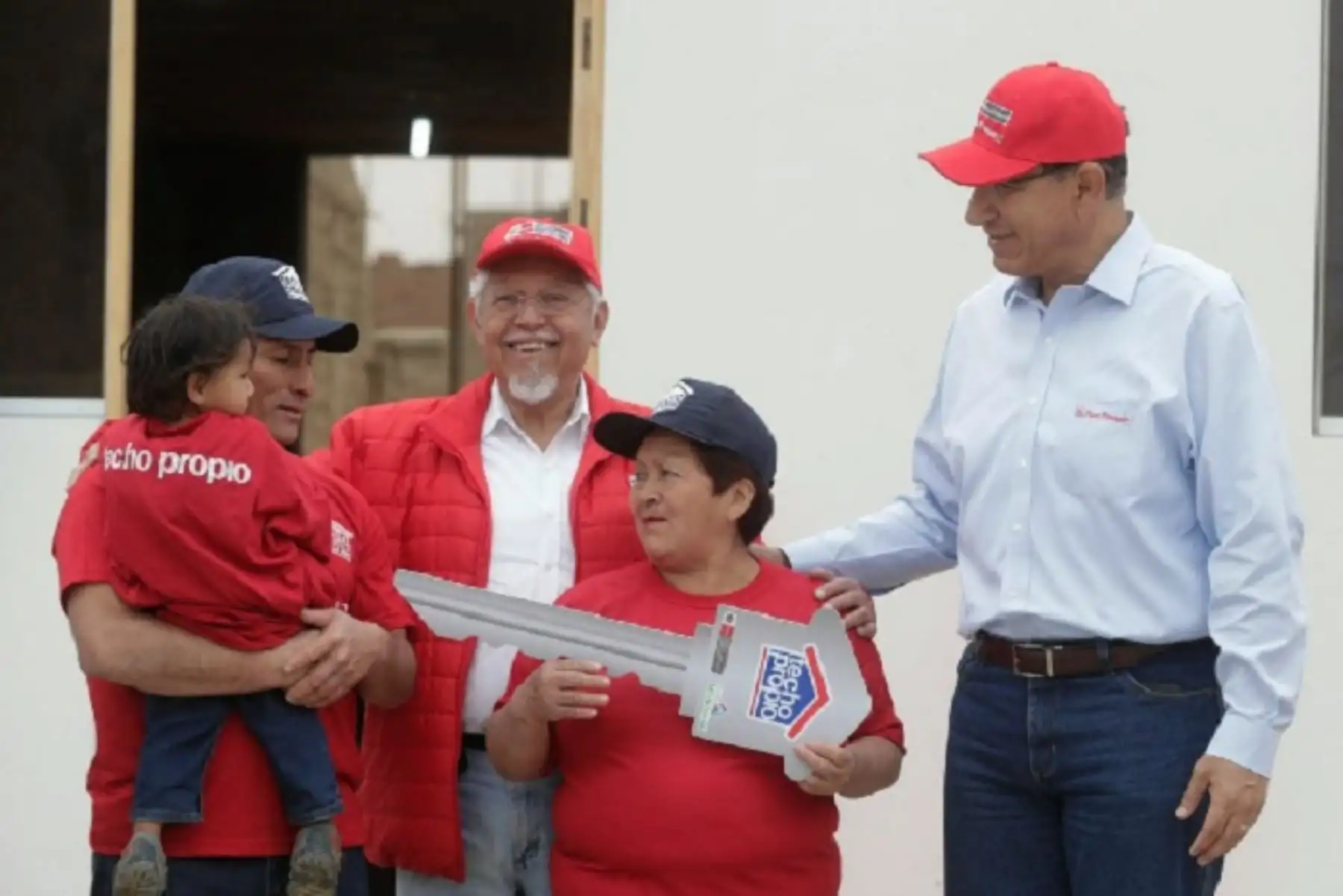 En setiembre del 2019 el Gobierno terminará de atender con viviendas a los 45,0000 damnificados por el Fenómeno de El Niño costero, subrayó el ministro de Vivienda, Construcción y Saneamiento, Javier Piqué, quien participó en Huarmey, región Áncash, junto al presidente de la República, Martín Vizcarra en la entrega de la vivienda número 7, 500