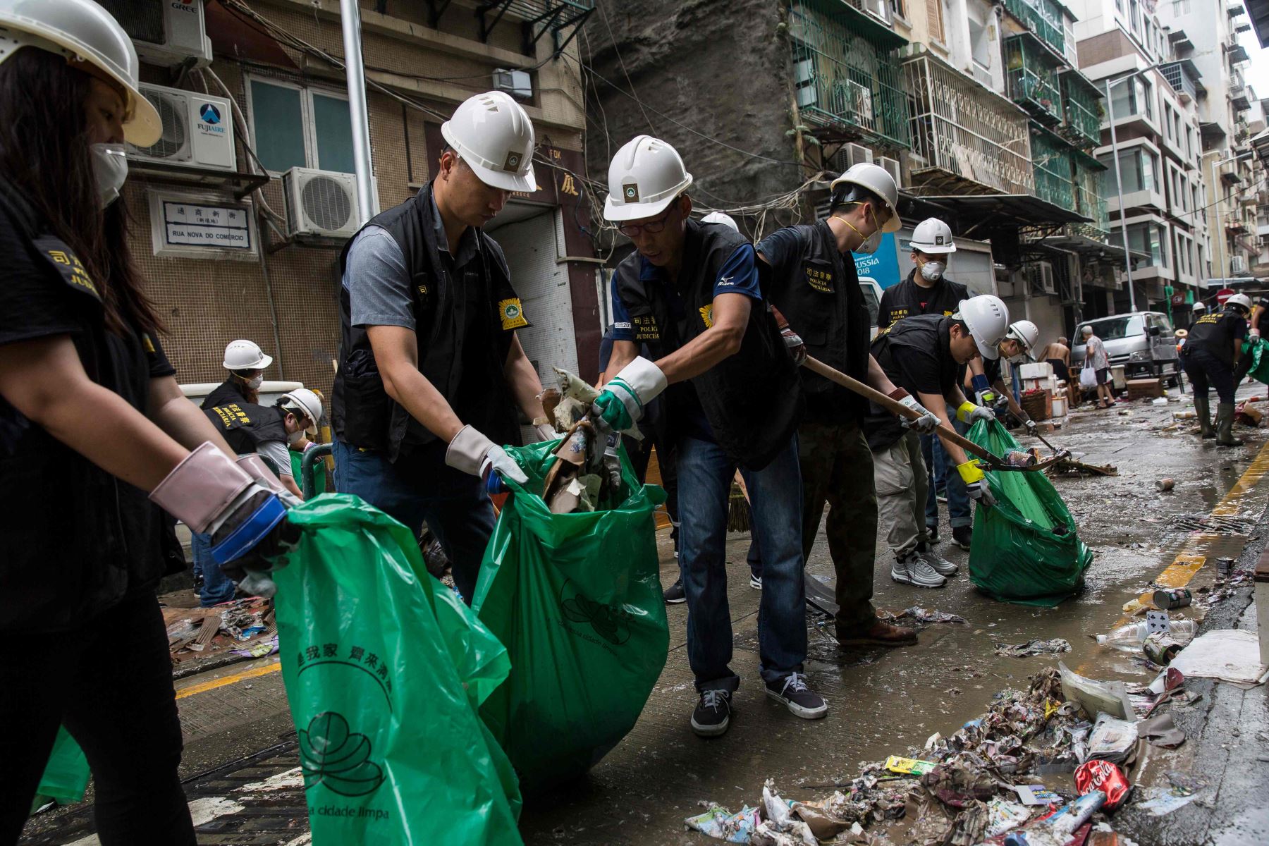 Policía limpió basura y escombros de una calle un día después de que el tifón Mangkhut azotara Macao. Foto: AFP.
