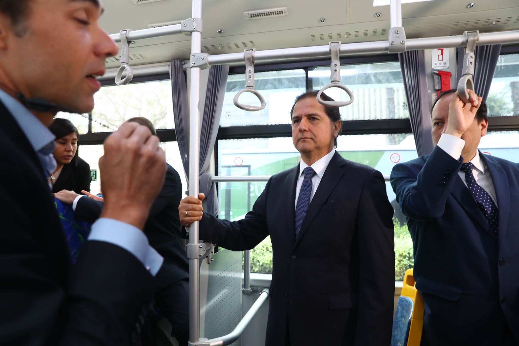 El ministro de Energía y Minas, Francisco Ísmodes presentó el primer bus eléctrico para Lima, que no genera contaminantes durante su recorrido. Foto: ANDINA/Minem