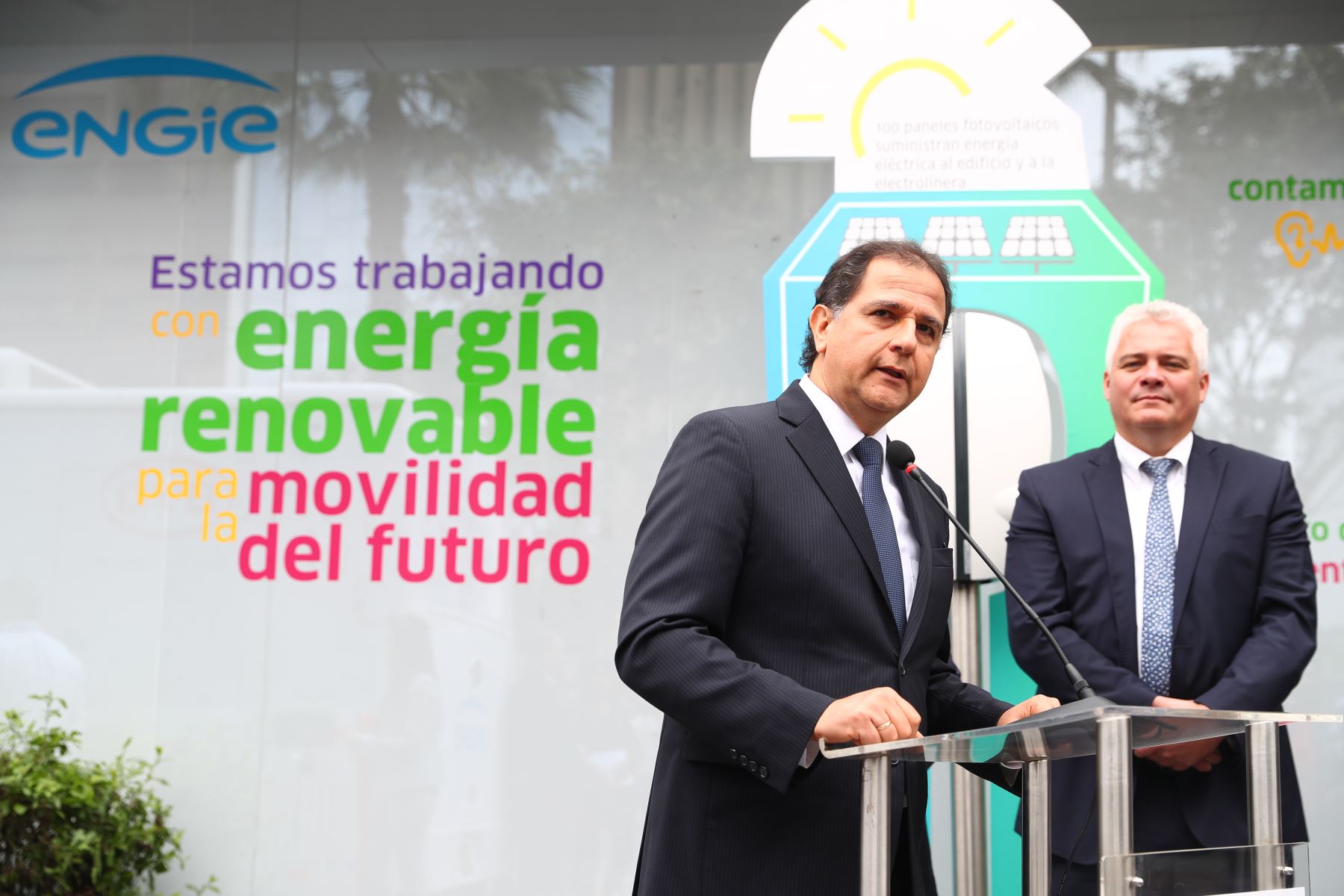 El ministro de Energía y Minas, Francisco Ísmodes, y el viceministro de Electricidad, Raúl García, participan en el lanzamiento del primer bus eléctrico en circulación en Lima, proyecto a cargo de la empresa ENGIE.Foto: ANDINA/Minem