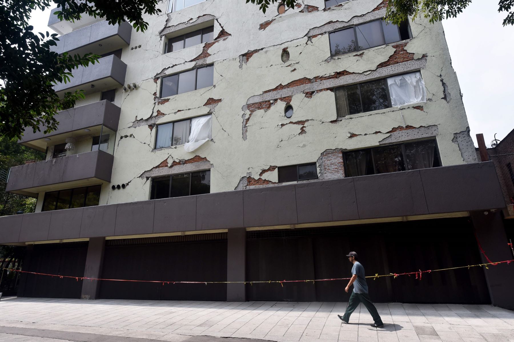 Edificio dañado durante el terremoto de septiembre de 2017, en el barrio Condesa, en la Ciudad de México Foto: AFP