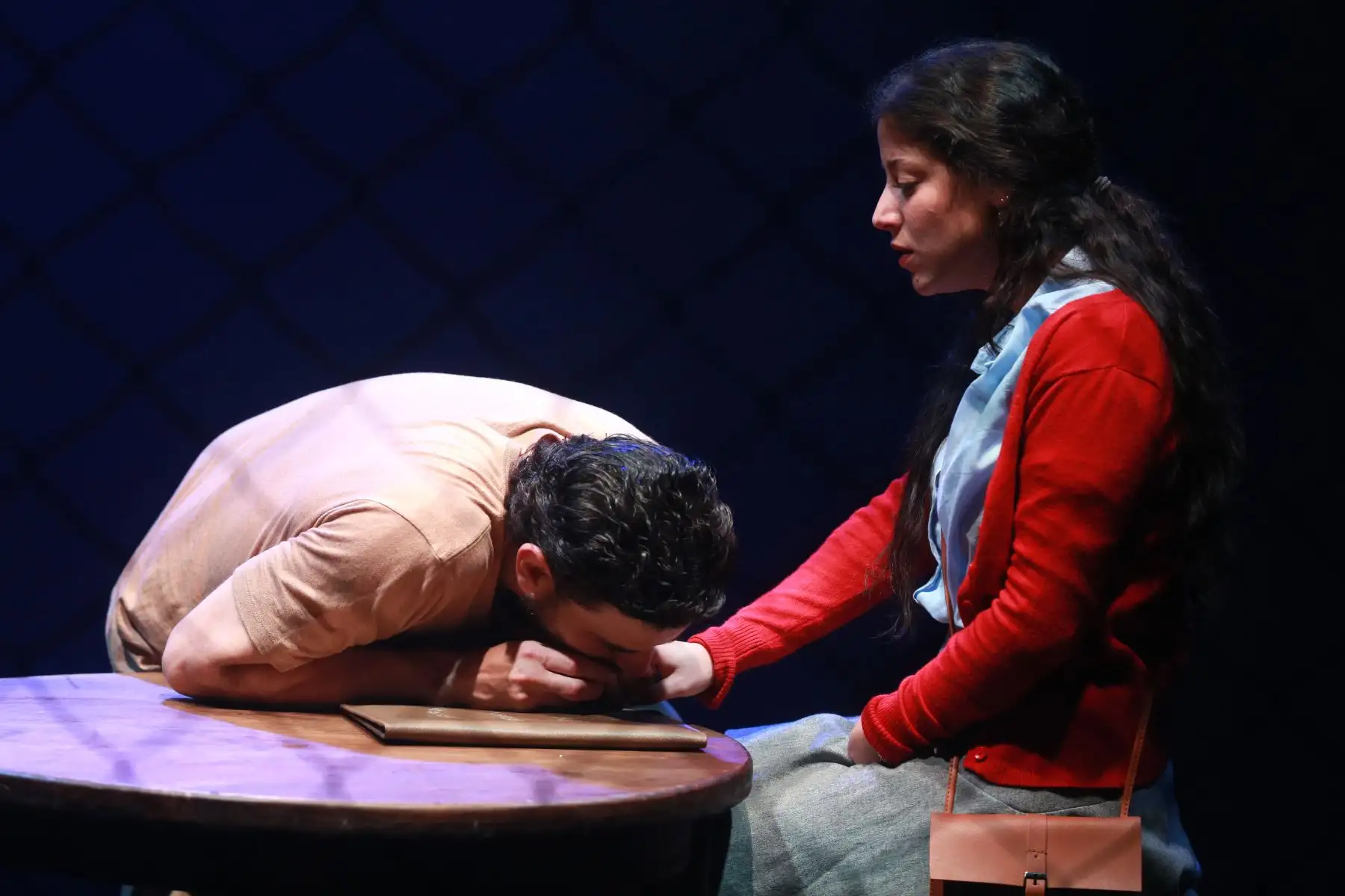 Sebastián Monteghirfo encarna a Misterio en la obra teatral. Aquí en una escena de la puesta. Y es que de día era un trabajador de la Bolsa de Valores y por las noches el jefe de barra de la U.  Foto: ANDINA/Vidal Tarqui