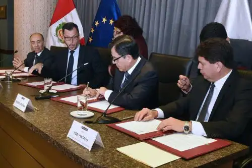 Firma de convenio para fortalecer lucha contra el crimen organizado y el tráfico de drogas. Foto: Mininter