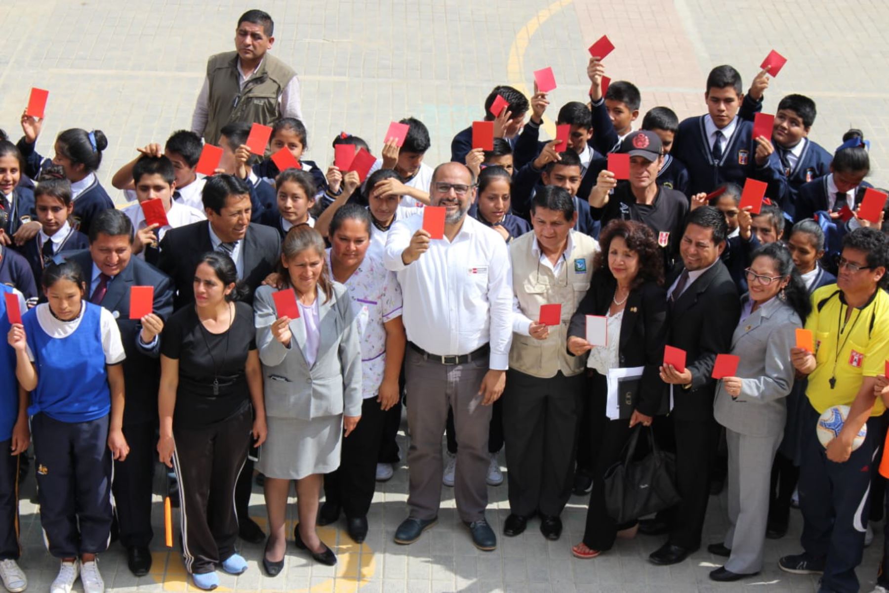 El ministro de Educación, Daniel Alfaro, llamó a sumarse a la compaña contra el bullying 
“Sácale tarjeta roja a la violencia” en dos colegios de Huánuco.
