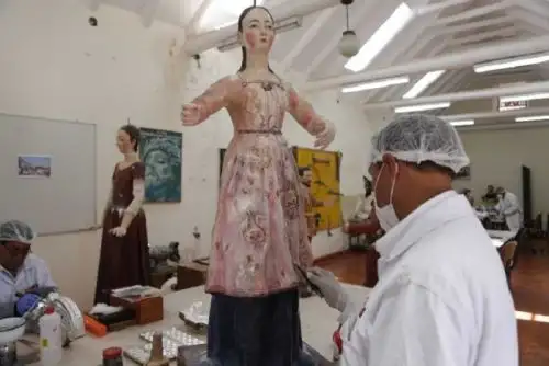 Los avances del trabajo de conservación que realizan los especialistas de la Dirección Desconcentrada de Cultura de Cusco (DDCC) en el Centro de Restauración de Tipón, donde se han recuperado importantes imágenes y lienzos del patrimonio religioso cusqueño, fue destacado por la ministra de Cultura, Patricia Balbuena.
