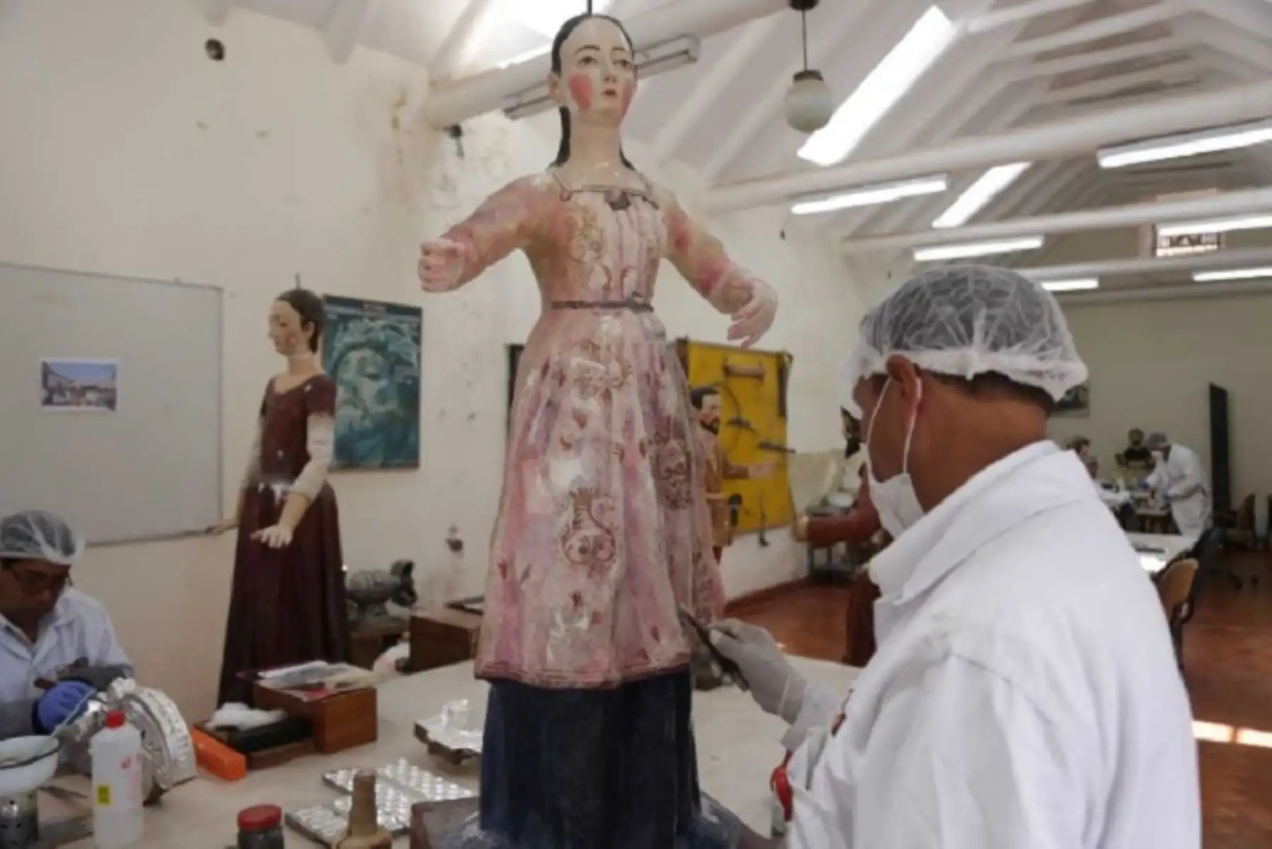 Los avances del trabajo de conservación que realizan los especialistas de la Dirección Desconcentrada de Cultura de Cusco (DDCC) en el Centro de Restauración de Tipón, donde se han recuperado importantes imágenes y lienzos del patrimonio religioso cusqueño, fue destacado por la ministra de Cultura, Patricia Balbuena.