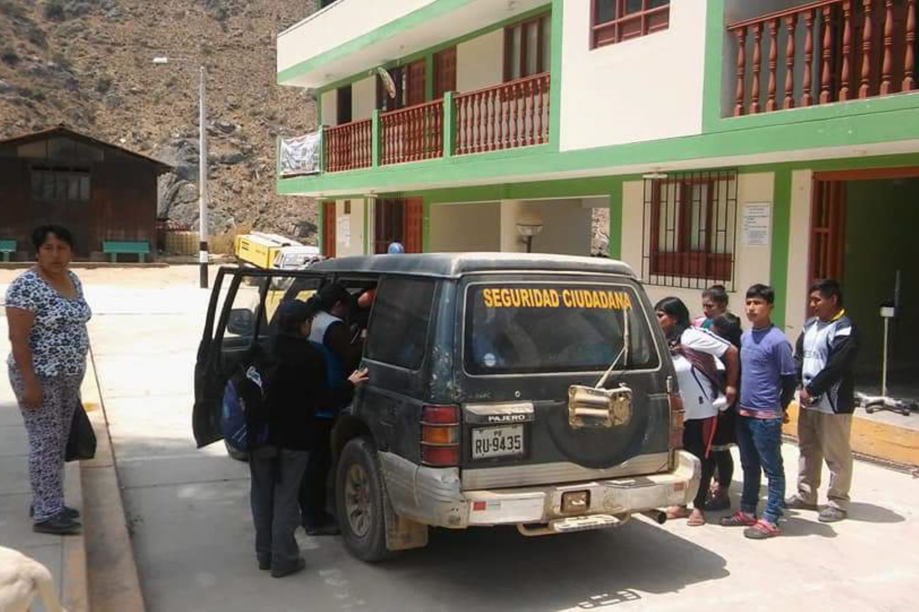 Personal de Seguridad Ciudadana de la Municipalidad Distrital de Cochabamba condujo a los docentes heridos al hospital de Huaraz, región Áncash.