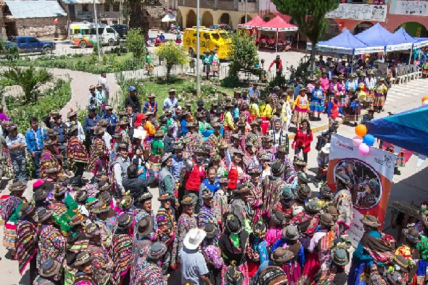 La ministra de Desarrollo e Inclusión Social, Liliana La Rosa, supervisó en la región Ayacucho la labor de los programas sociales y subrayó que fortalecerán el cuidado de la primera infancia y la protección a los adultos mayores en distritos como Sarhua y Cayara, en la provincia de Víctor Fajardo.
