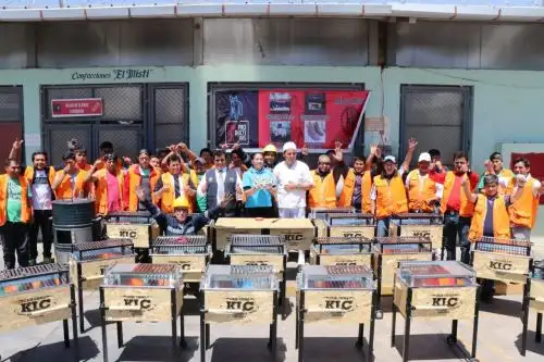 Elard, un interno del penal de Arequipa, se inscribió en el taller de Construcciones metálicas y descubrió sus habilidades en la elaboración de cajas chinas.