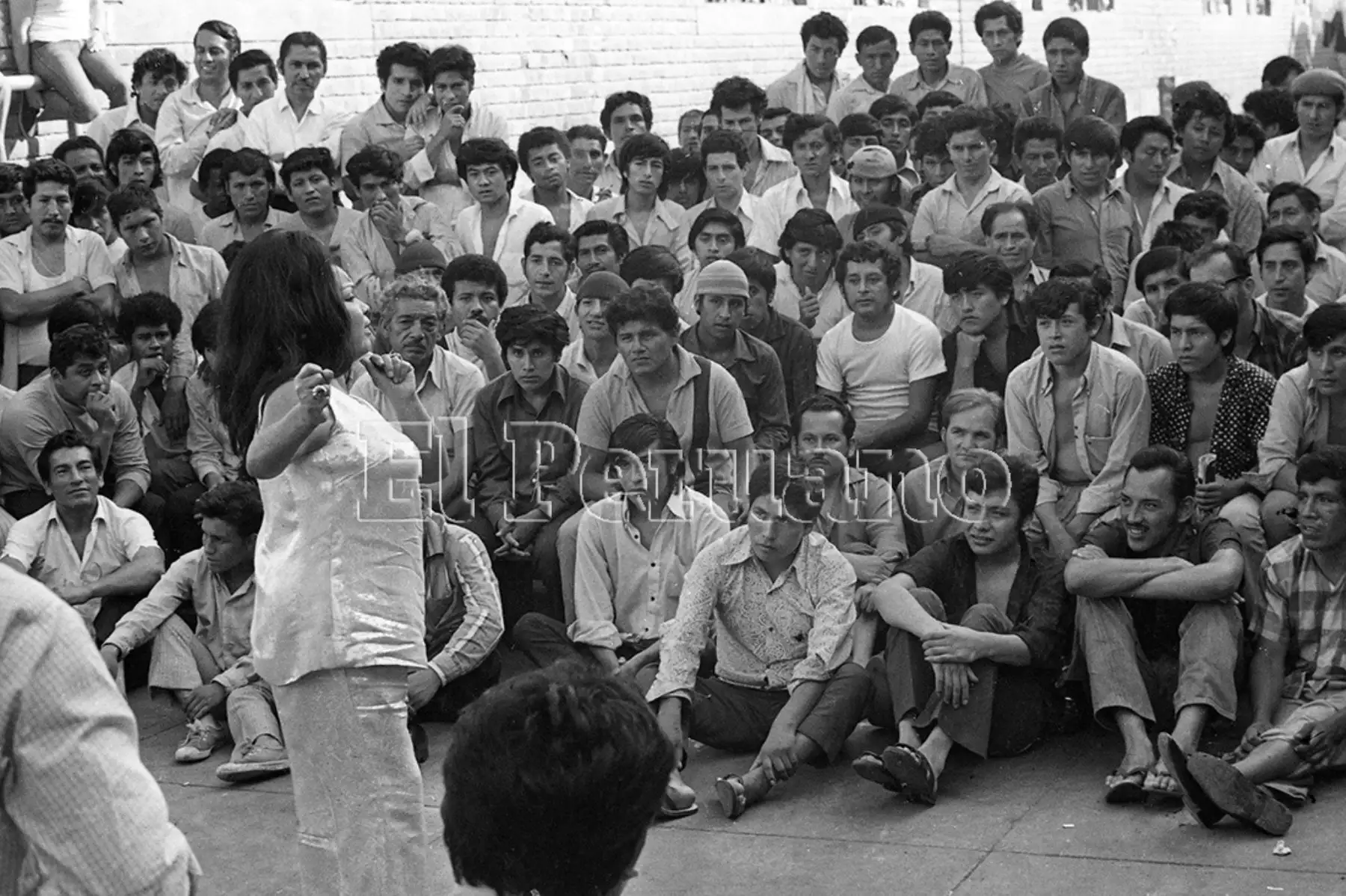 Carmencita Lara  fue aclamada durante su presentación en la  "Caravana Artística" organizada por el diario La Crónica. Artistas de la música criolla se presentaron en en el Centro de Inculpados de Lurigancho (1973). Foto: Archivo Histórico de EL PERUANO / Máximo Miralles